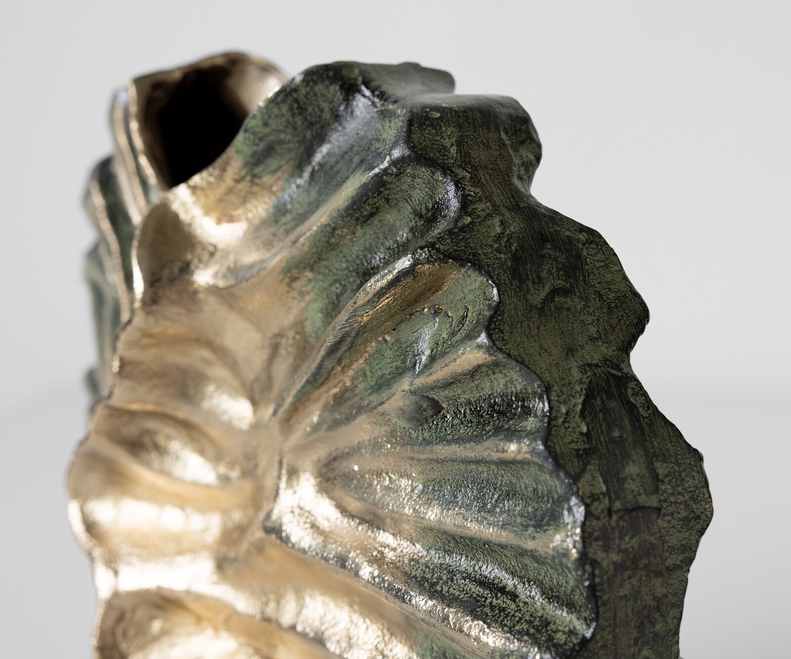 Waza dekoracyjna Nerina dł. 47 x szer. 18 x wys. 42 cm aluminium Verde Antico ręcznie robiona 5