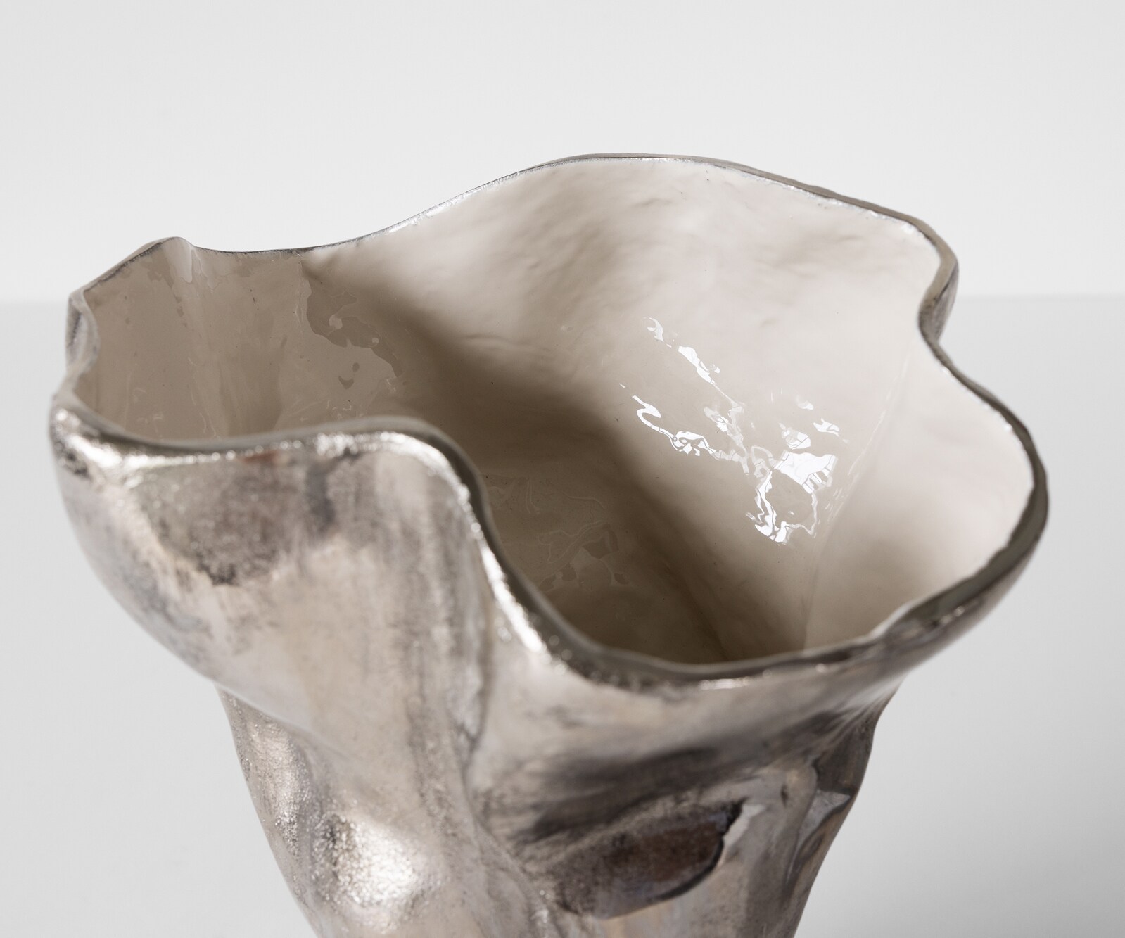 Waza dekoracyjna Mimoro dł. 28 x szer. 24 x wys. 38 cm aluminium Platin Opal ręcznie robiona 1
