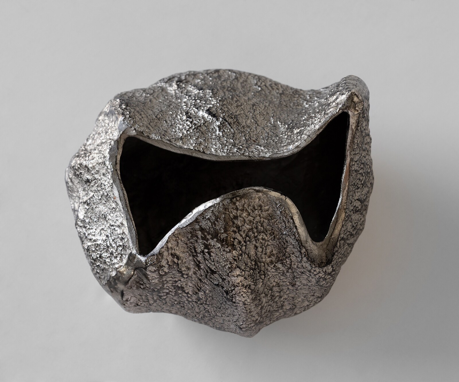 Waza dekoracyjna Cratera dł. 29 x szer. 24 x wys. 19 cm aluminium Platin ręcznie robiona 3