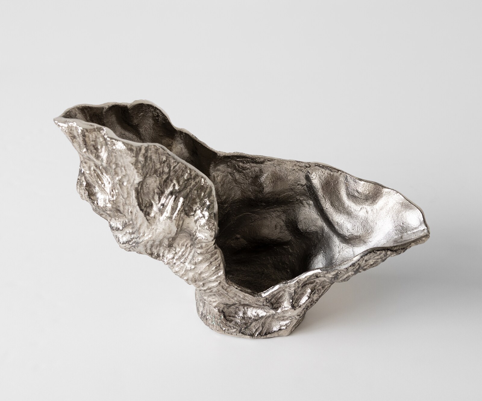 Waza dekoracyjna Alaris dł. 44 x szer. 13 x wys. 31 cm aluminium Platin ręcznie robiona 4
