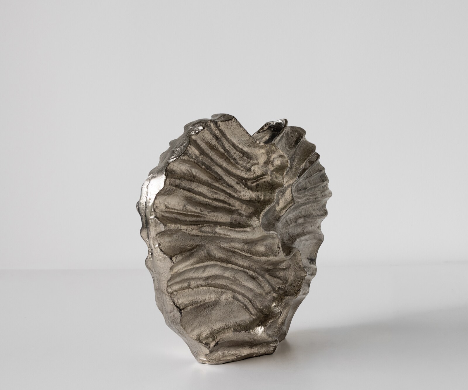 Waza dekoracyjna Nerina dł. 47 x szer. 18 x wys. 42 cm aluminium Platin ręcznie robiona 3