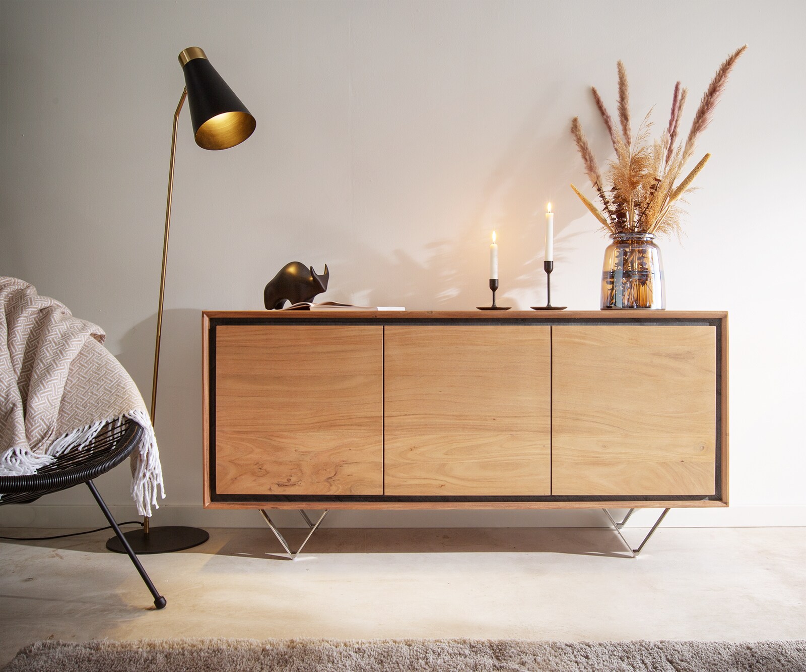 Komoda Stonegrace 145 cm akacja naturalna 3 drzwi fornir kamienny nóżki V 1
