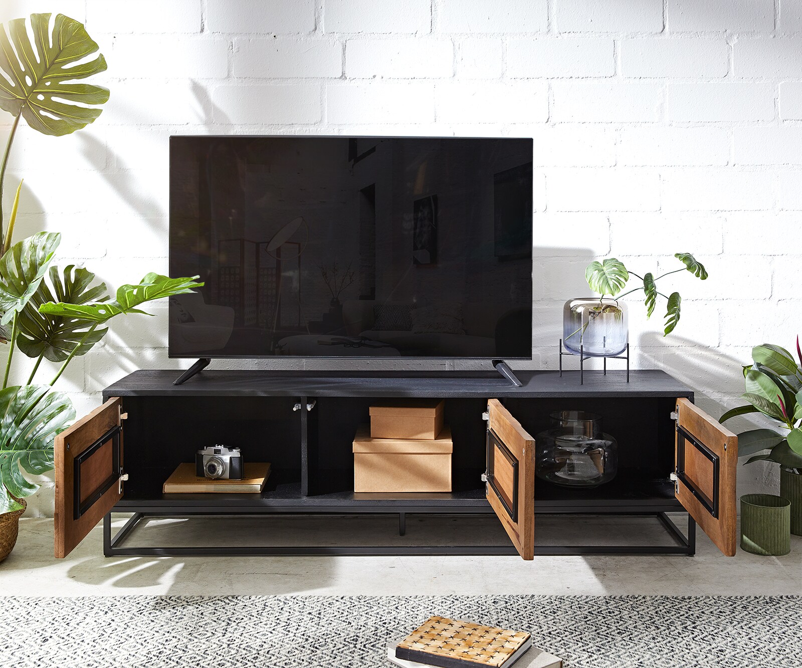 Szafka RTV Famke 145 cm mango drewno tekowe 3 drzwi 3