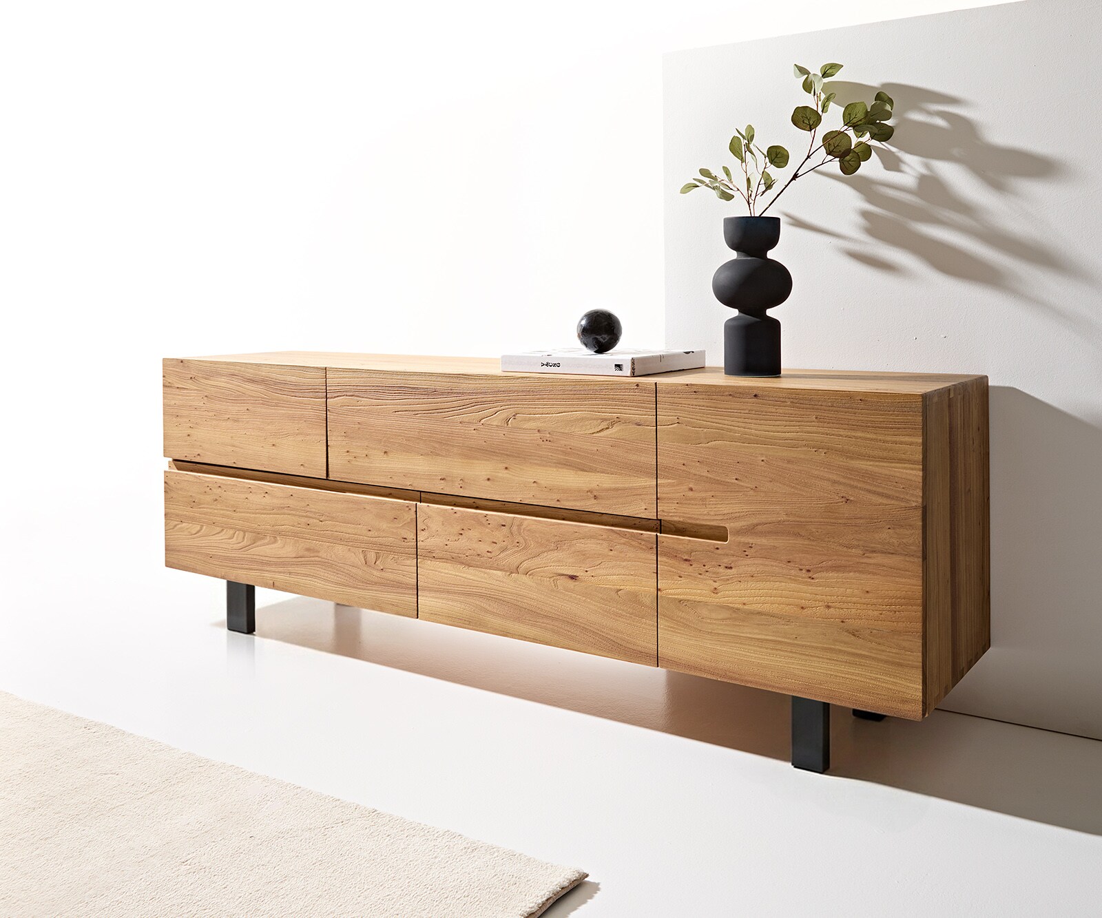 Komoda Tiamar 180 cm wiąz naturalny 1 drzwi 4 szuflady nóżki płozowe metal czarny