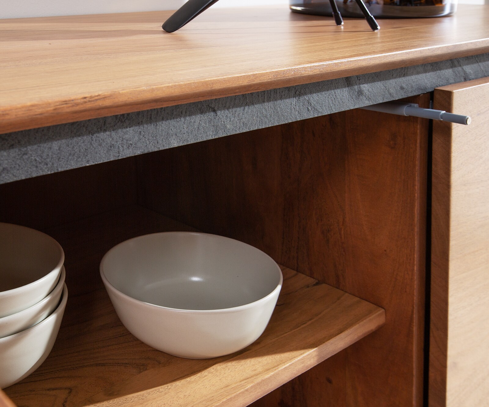 Komoda Stonegrace 145 cm akacja naturalna 3 drzwi fornir kamienny nóżki V 4