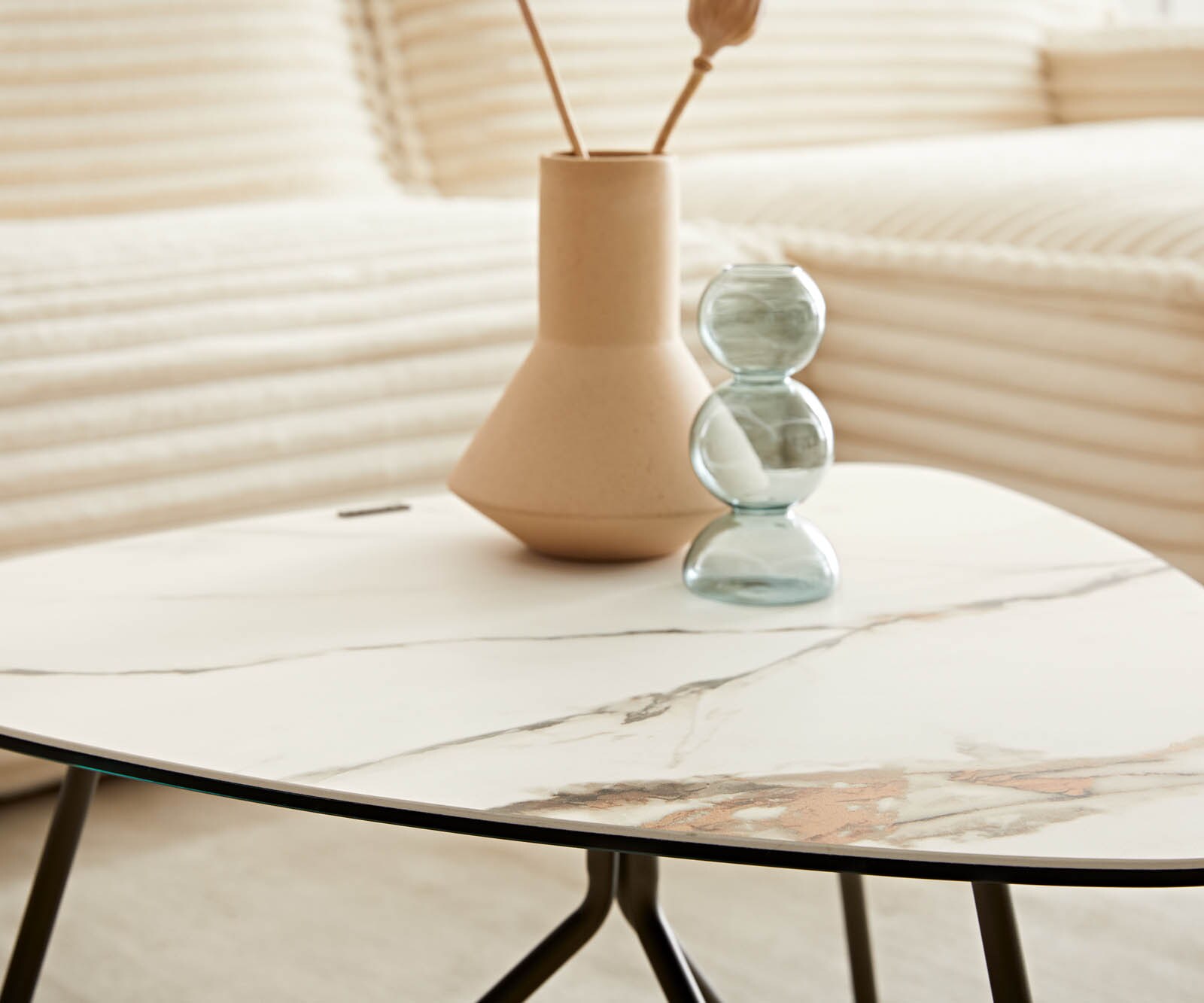 Stolik kawowy Ekrem 65x65cm ceramika Calacatta Luxe biało-złoto-szara nożlki Hairpin metal kolor tytanowy 5