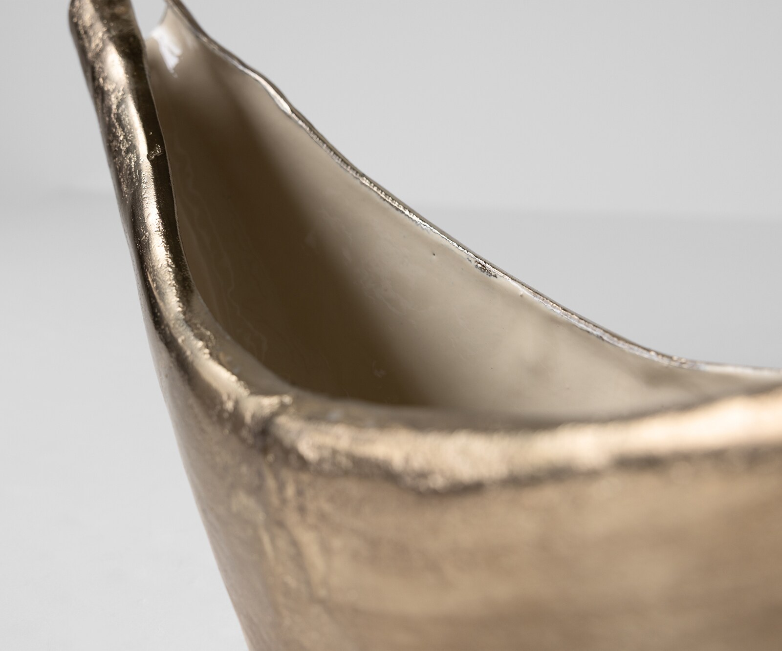 Rzeźba Navira dł. 51 x szer. 13 x wys. 20 cm aluminium Champagner Ivory ręcznie robiona 4