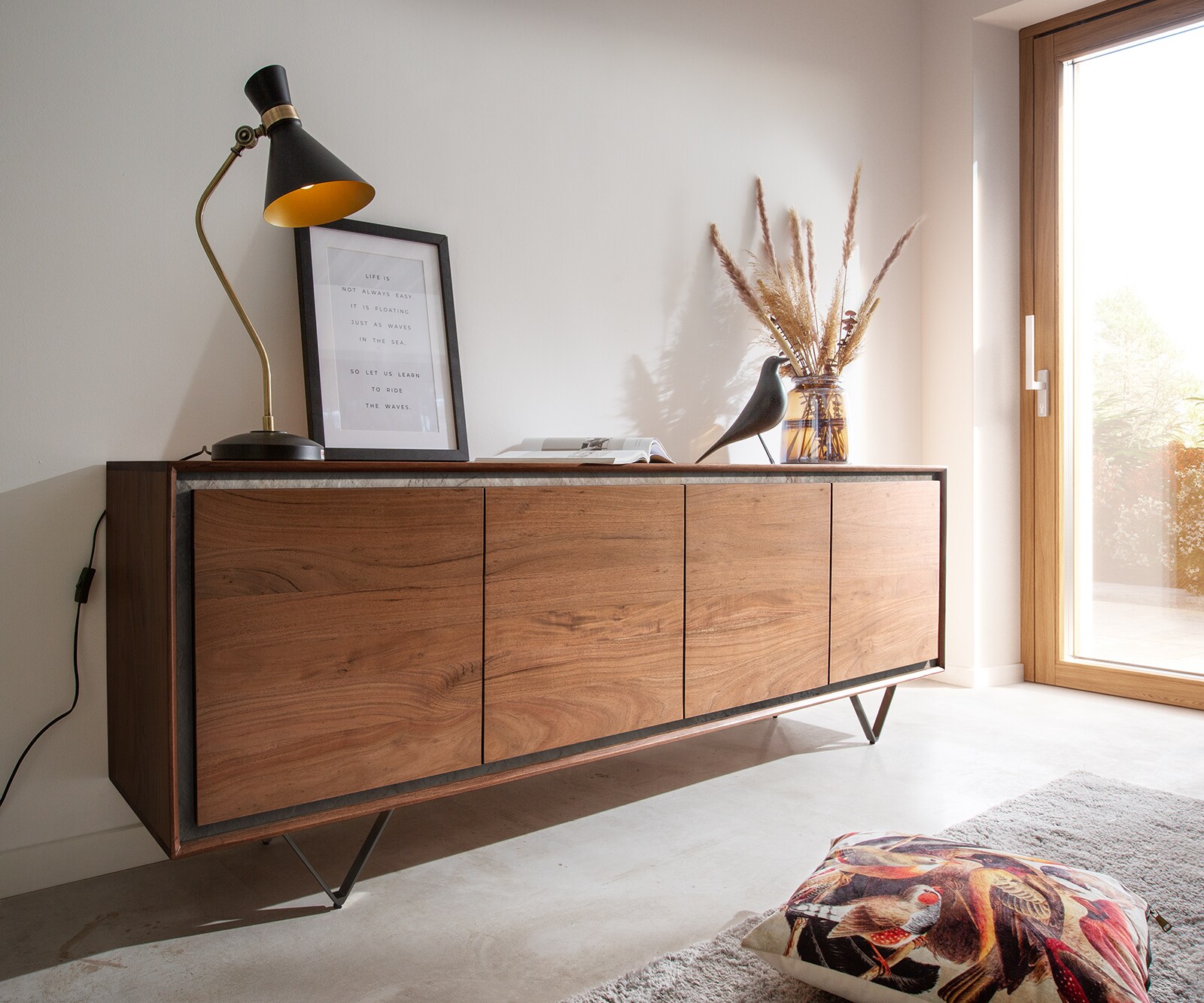 Komoda Stonegrace 200 cm akacja brązowa fornir kamienny 4 drzwi nóżki V czarne