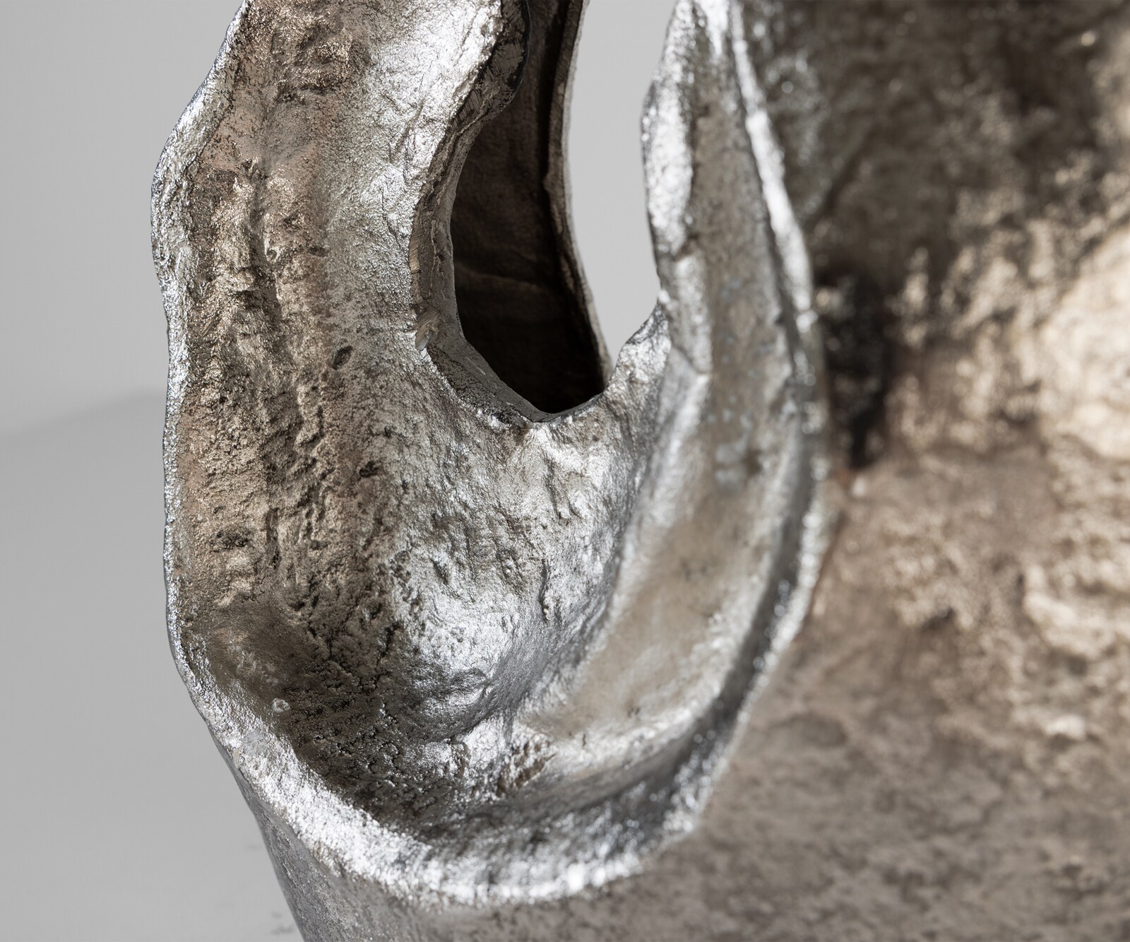 Rzeźba Nexora dł. 34 x szer. 17 x wys. 40 cm aluminium Platin ręcznie robiona 2