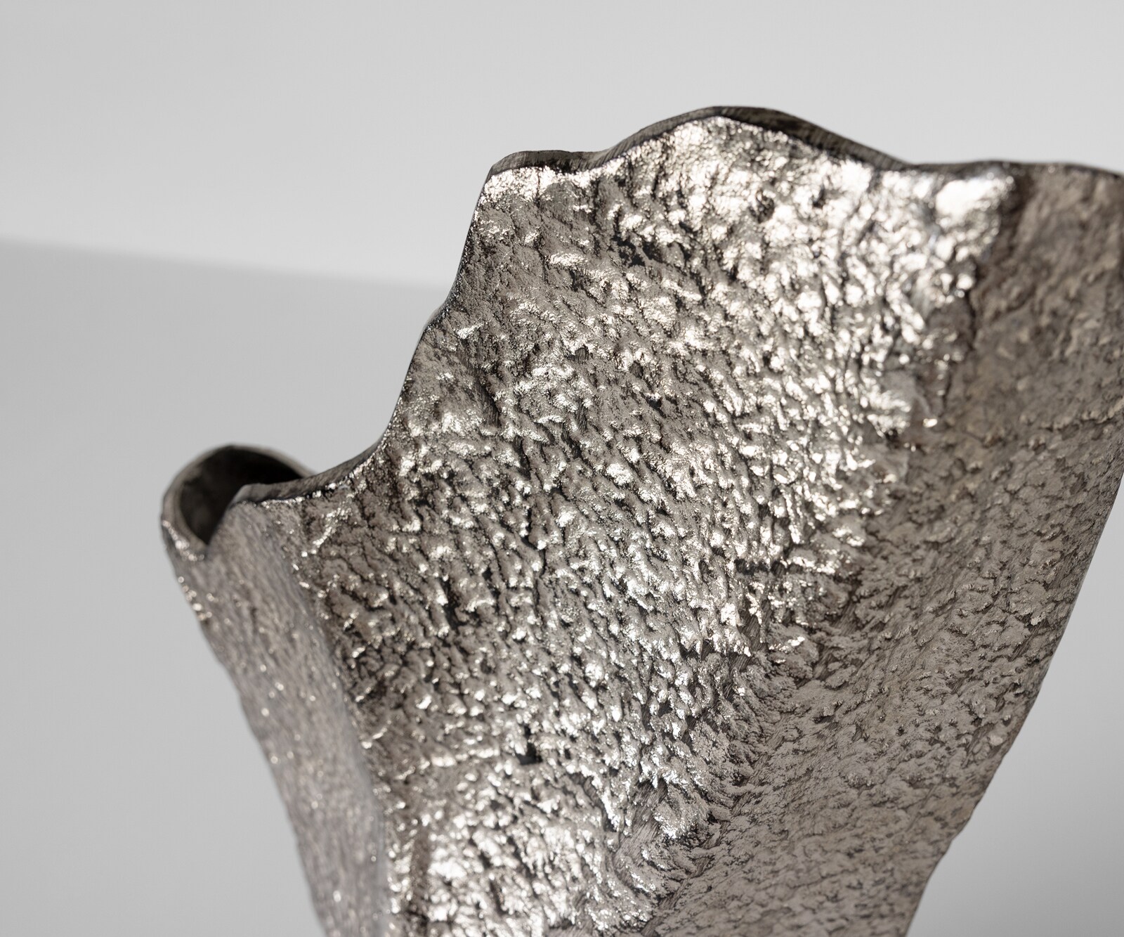 Waza dekoracyjna Cavira dł. 29 x szer. 16 x wys. 48 cm aluminium Platin ręcznie robiona 3