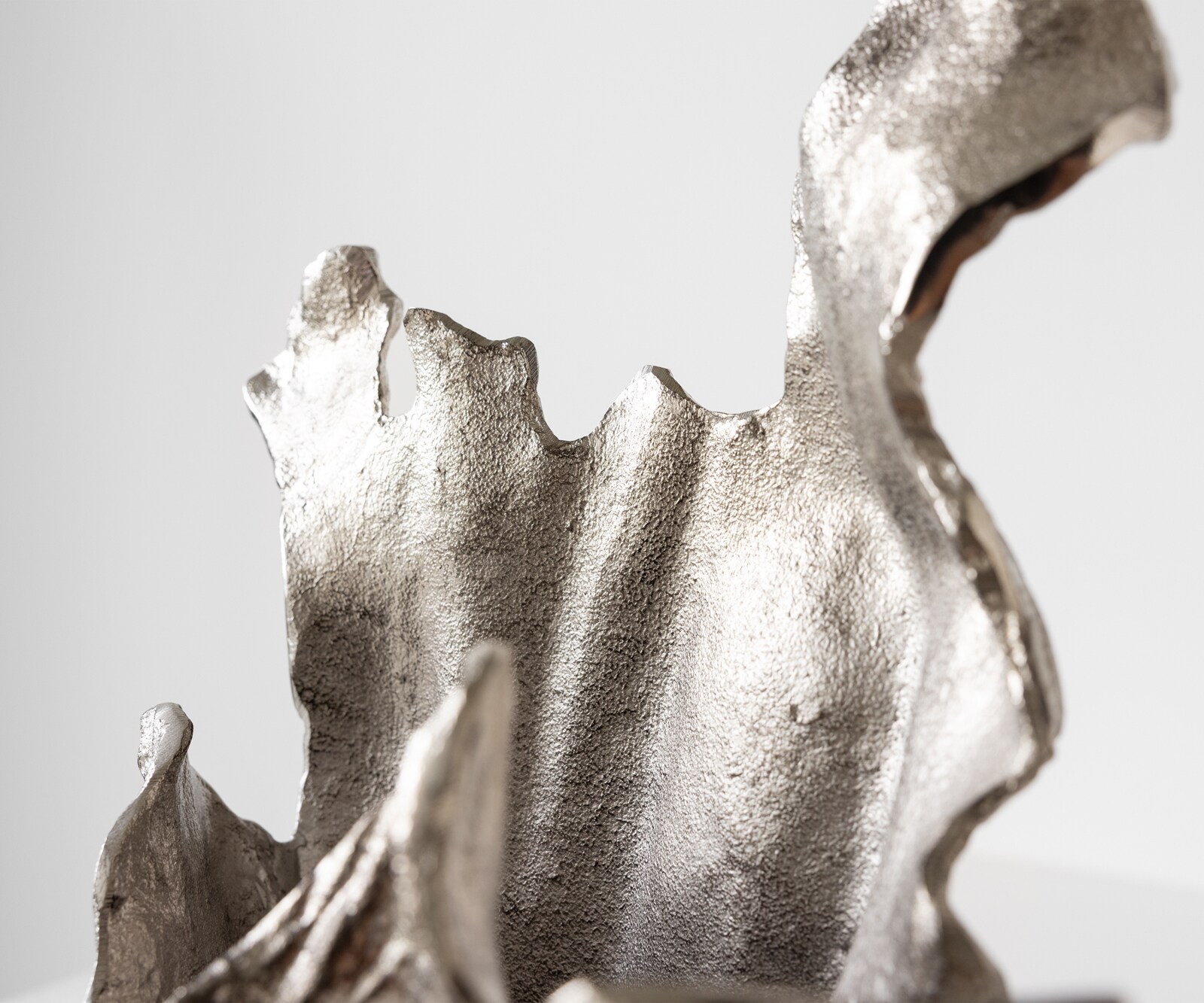 Waza dekoracyjna Corallo dł. 37 x szer. 18 x wys. 48 cm aluminium Platin ręcznie robiona 5