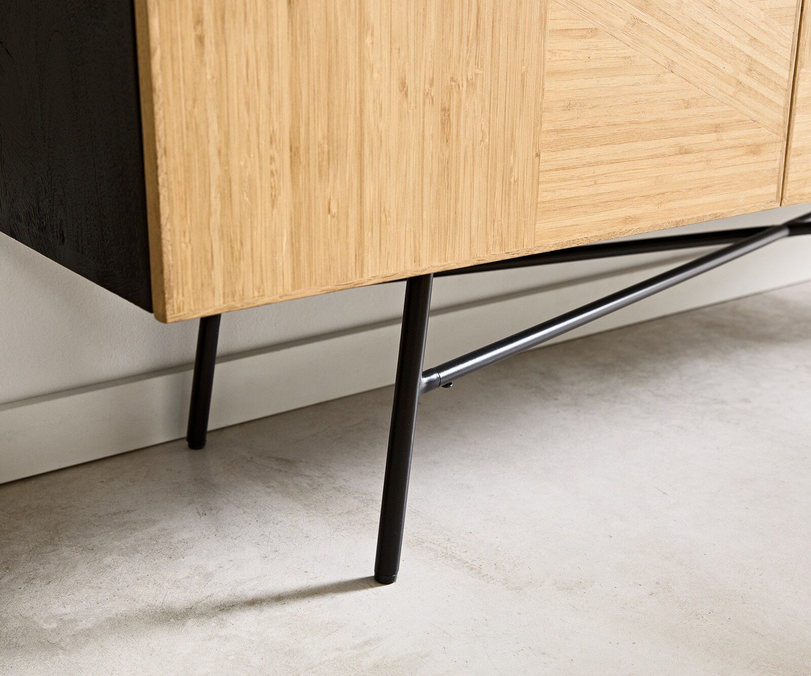 Komoda Mikkusu 175 cm bambus naturalny mango czarne 2 drzwi 2 wnęki czarny metal 6