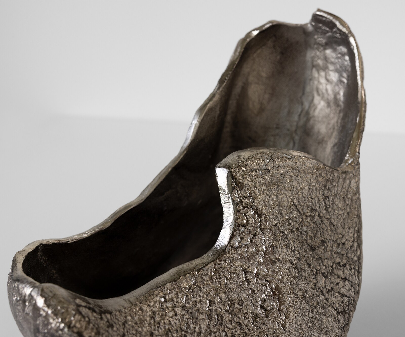 Waza dekoracyjna Grotta dł. 31 x szer. 20 x wys. 34 cm aluminium Platin ręcznie robiona 3