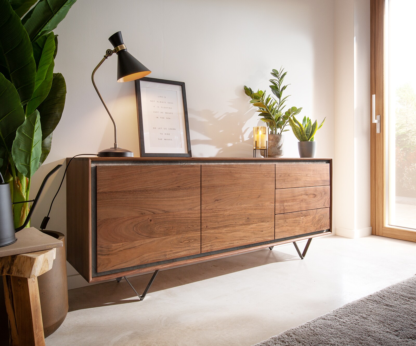 Komoda Stonegrace 175 cm akacja brązowa fornir kamienny 2 drzwi 3 szuflady nóżki V czarne