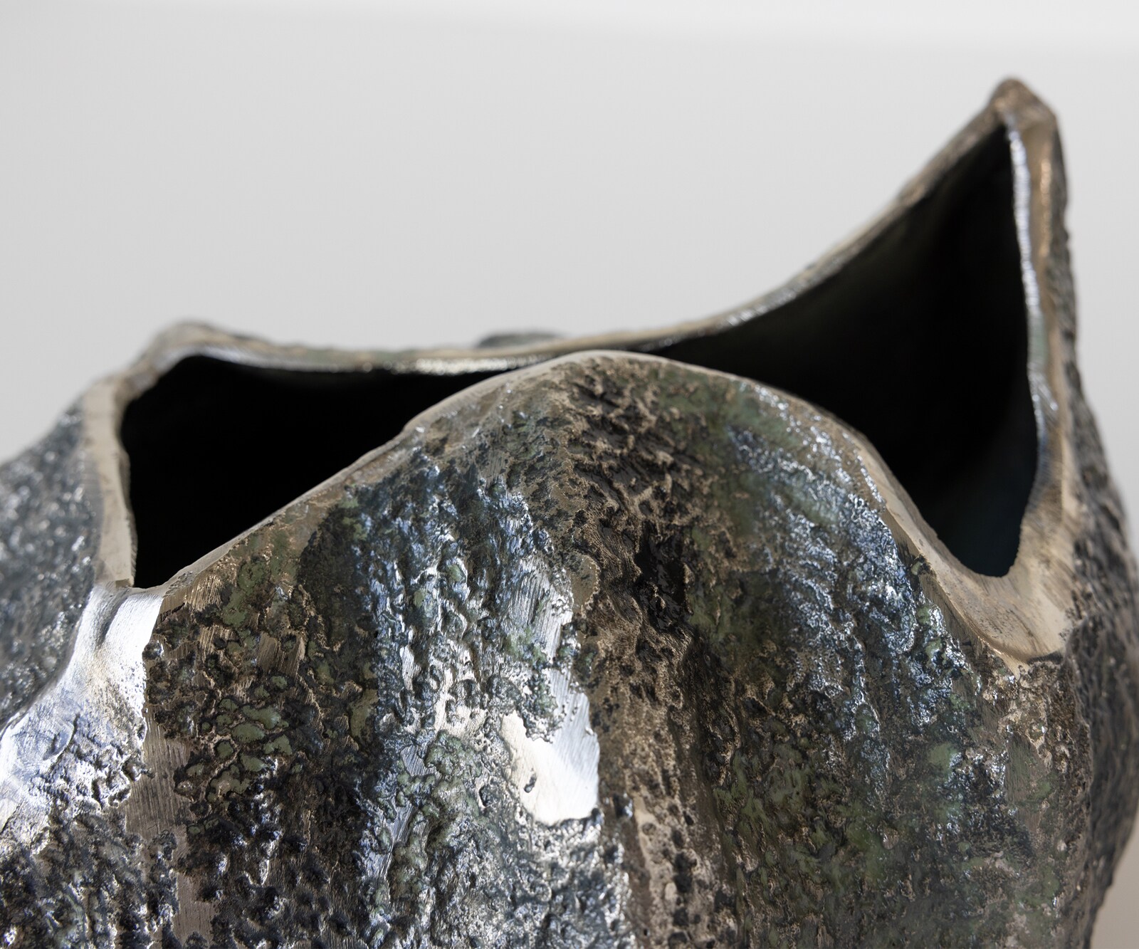 Waza dekoracyjna Cratera dł. 29 x szer. 24 x wys. 19 cm aluminium Verde Antico ręcznie robiona 4