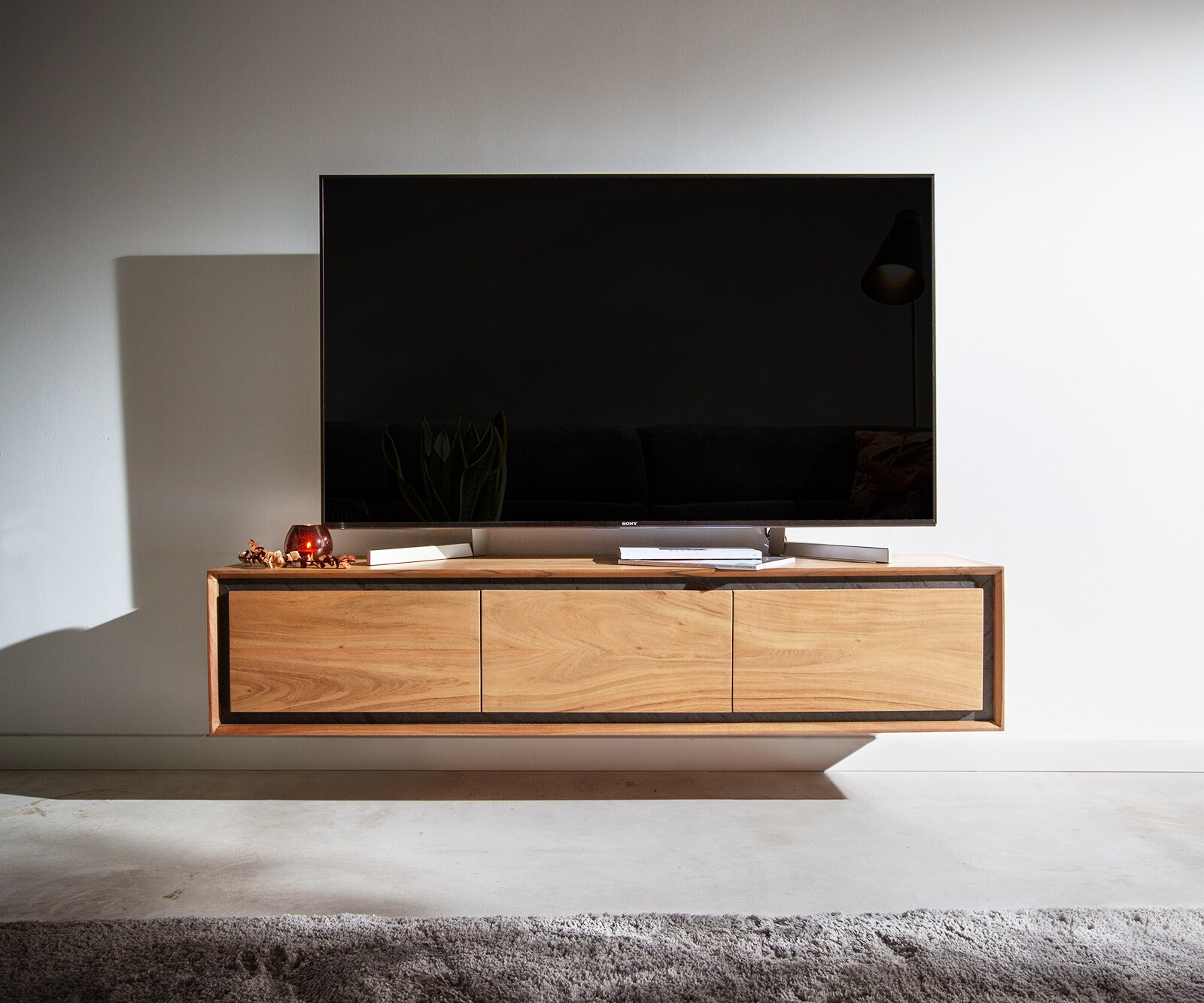 Szafka RTV Stonegrace 145 cm akacja naturalna 3 drzwi fornir kamienny podwieszana 2