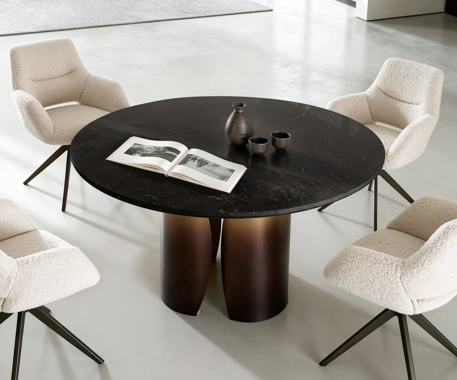 Stół do jadalni Adenza okrągły 140x140cm marmur czarno-srebrny metal złoty Fusion Finish 1