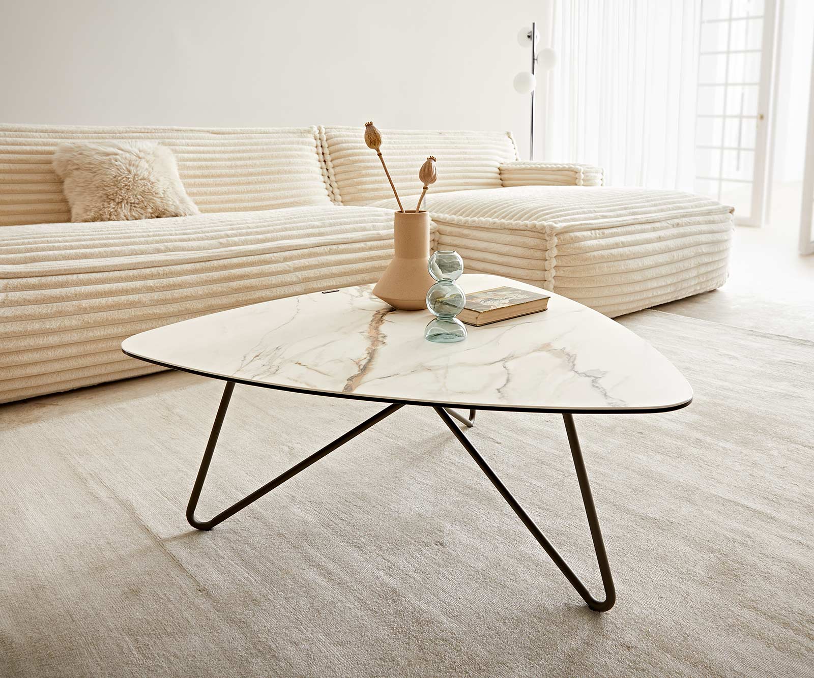 Stolik kawowy Ekrem 88x85cm ceramika Calacatta Luxe biało-złoto-szara nóżki Hairpin metal kolor tytanowy