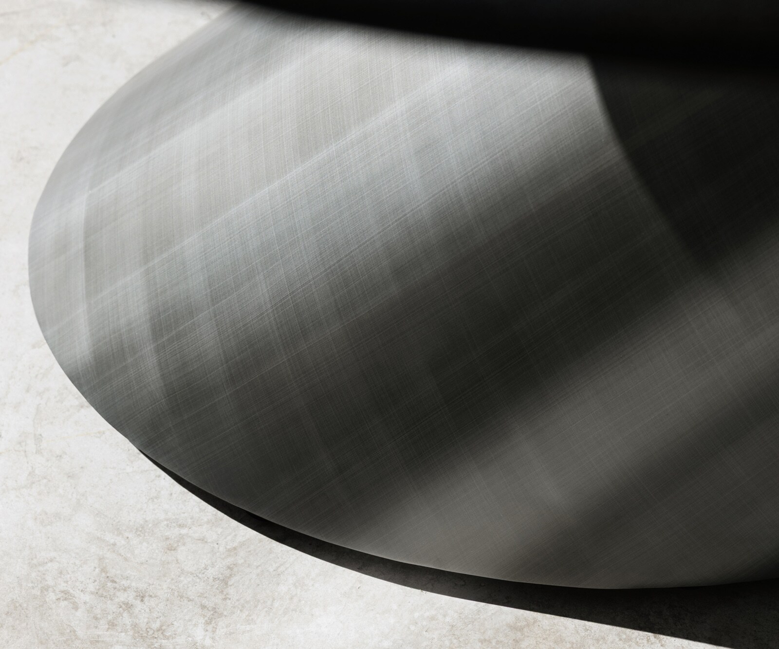 Stół do jadalni Edge w kształcie beczki 240x120 cm ceramika Laminam® Emperador Extra Lucidato ciemnobrązowa rama Cono metaliczny srebrny 5