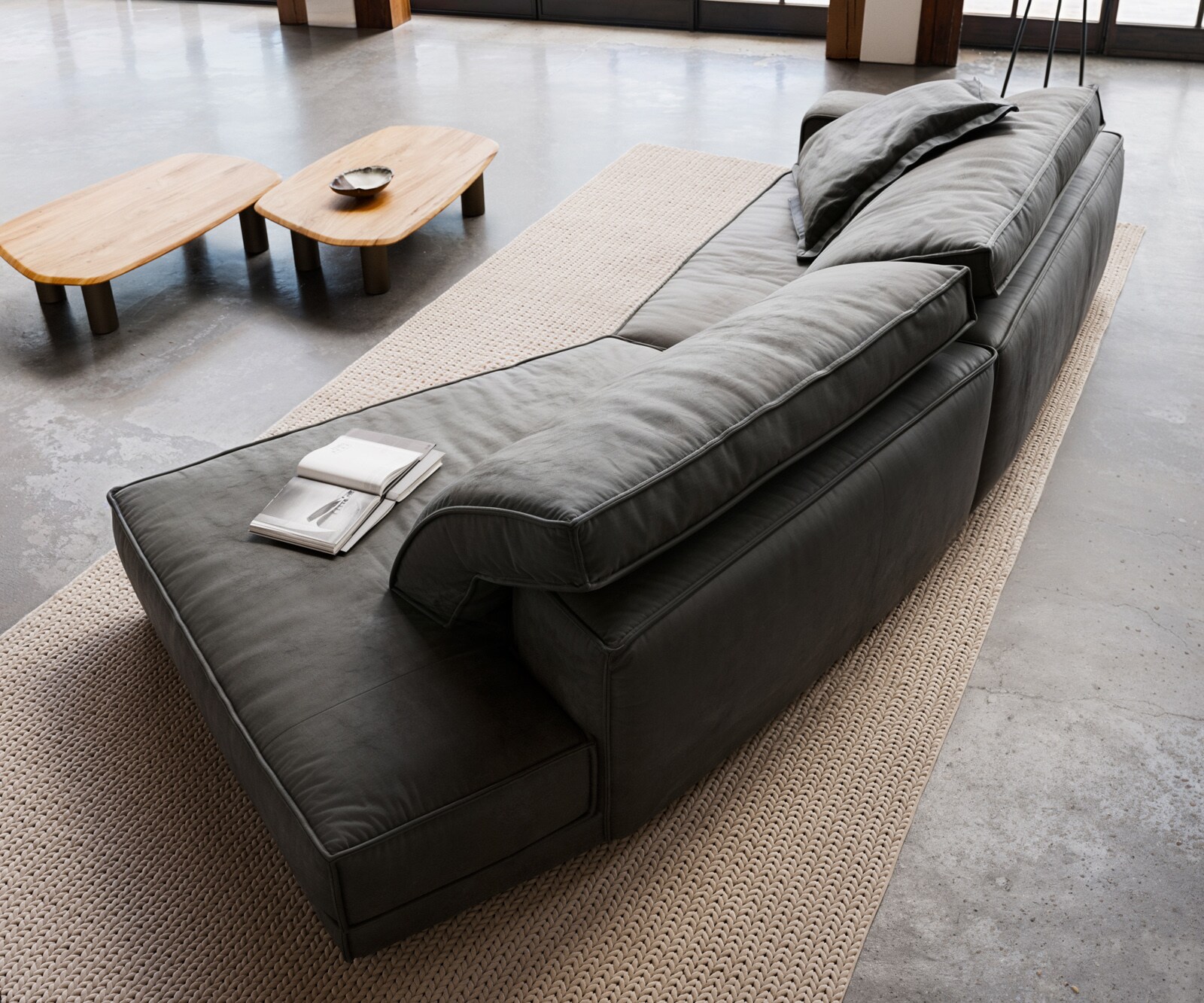 Sofa Snoosh 400x150 cm mikrofibra czarna vintage szezlong prawy 4