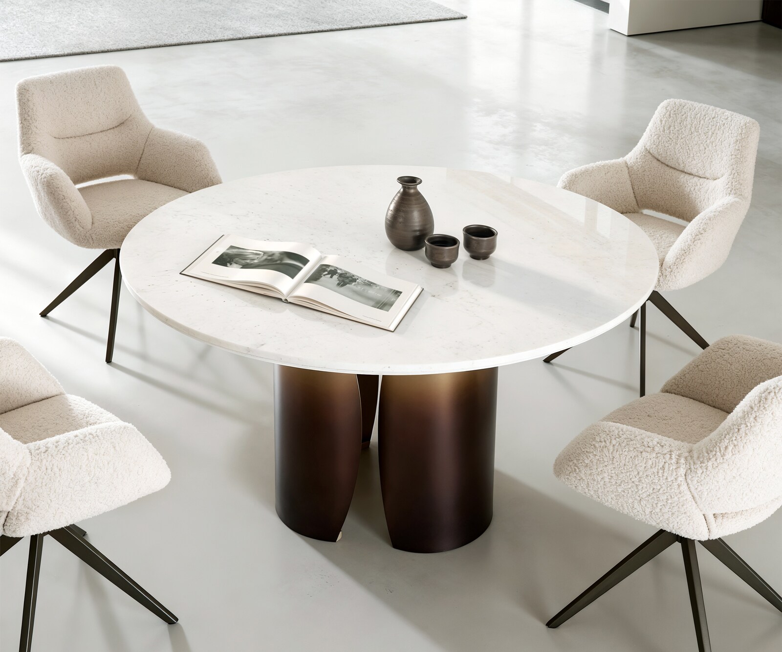 Stół do jadalni Adenza okrągły 140x140 cm marmur biały metal złoty wykończenie Fusion Finish 5