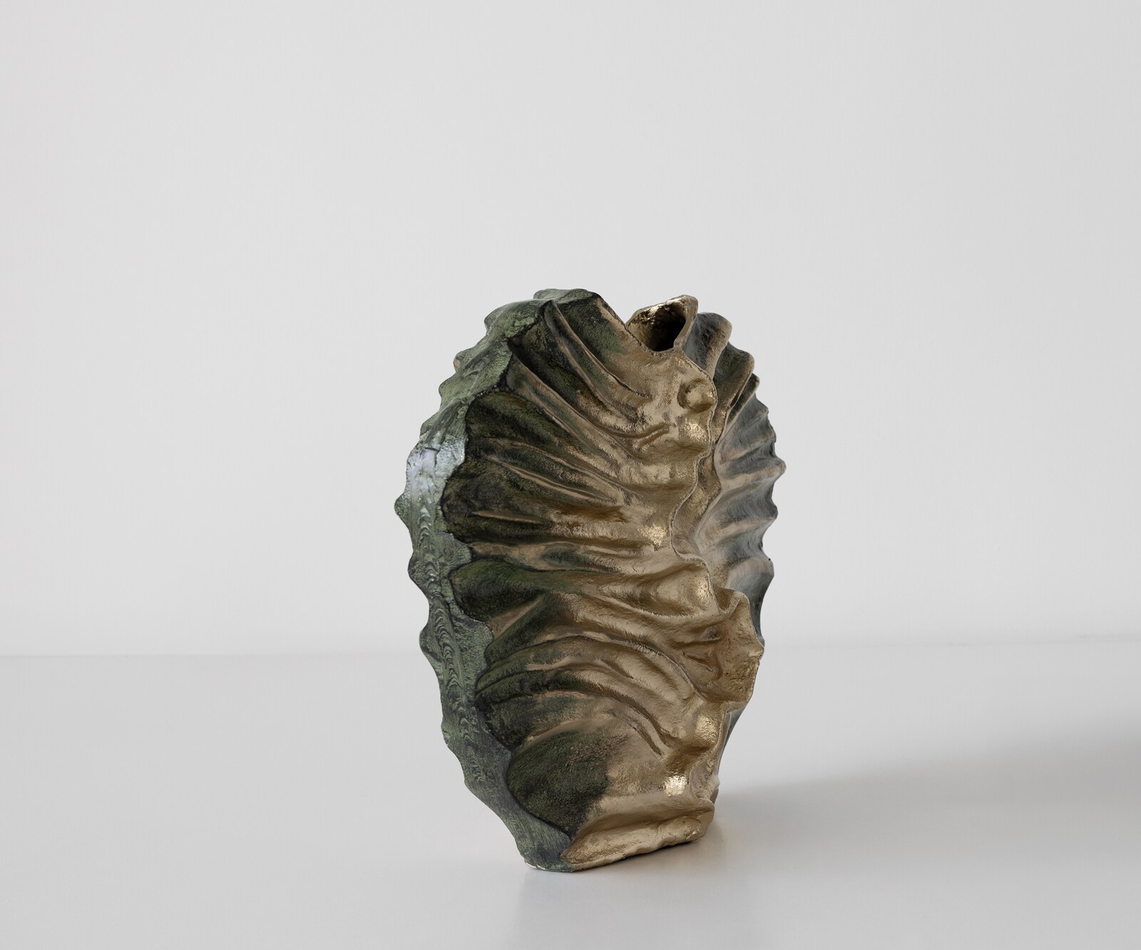 Waza dekoracyjna Nerina dł. 47 x szer. 18 x wys. 42 cm aluminium Verde Antico ręcznie robiona 3