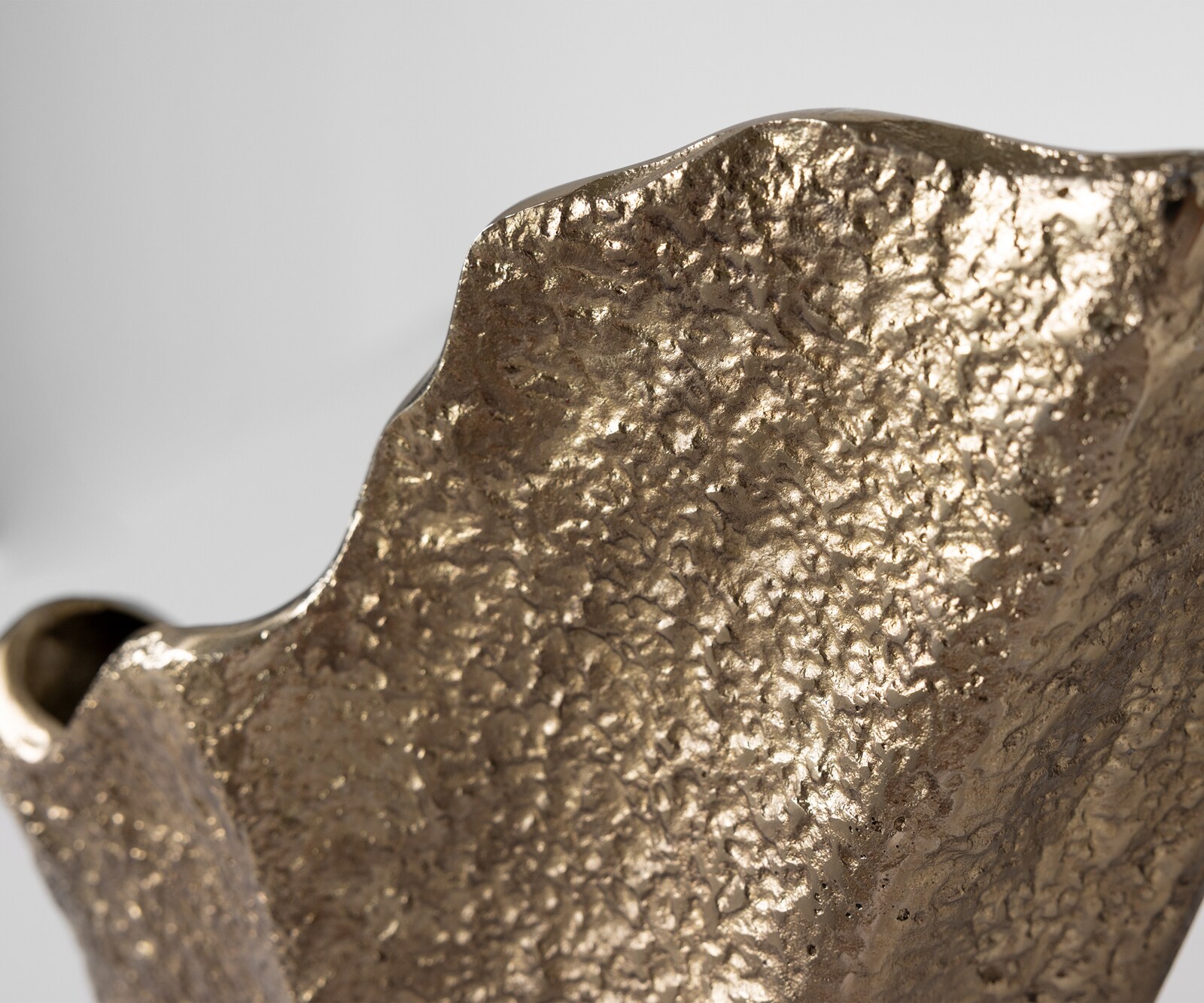 Waza dekoracyjna Cavira dł. 29 x szer. 16 x wys. 48 cm aluminium Champagner ręcznie robiona 3