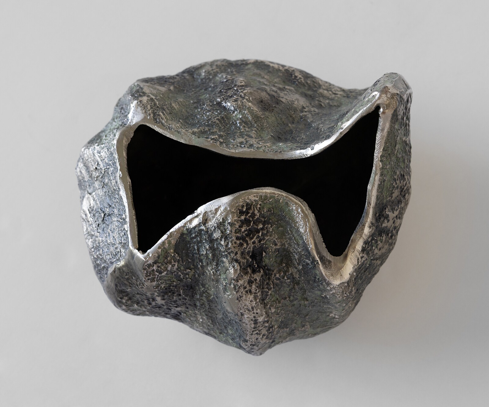Waza dekoracyjna Cratera dł. 29 x szer. 24 x wys. 19 cm aluminium Verde Antico ręcznie robiona 3