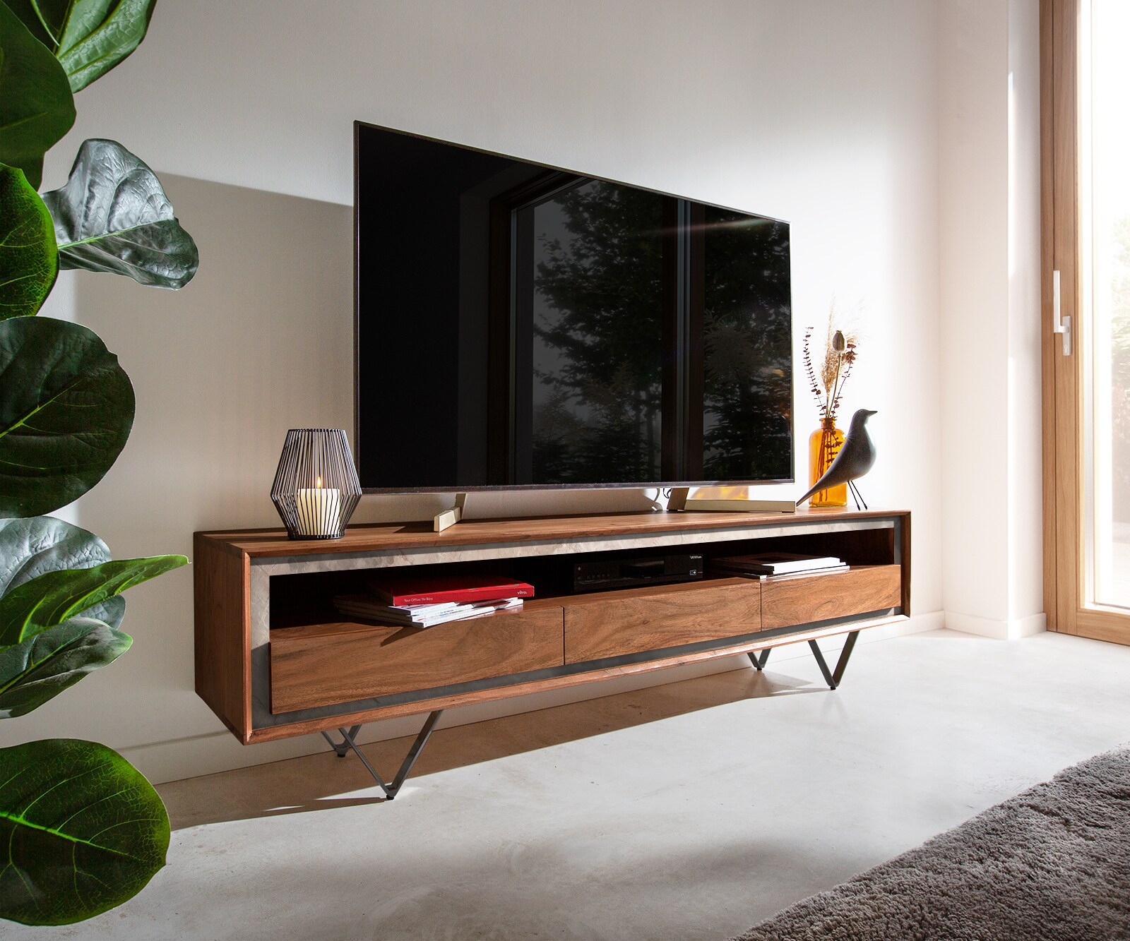 Szafka RTV Stonegrace 175 cm akacja brązowa fornir kamienny 3 szuflady 1 przegroda nóżki V czarne