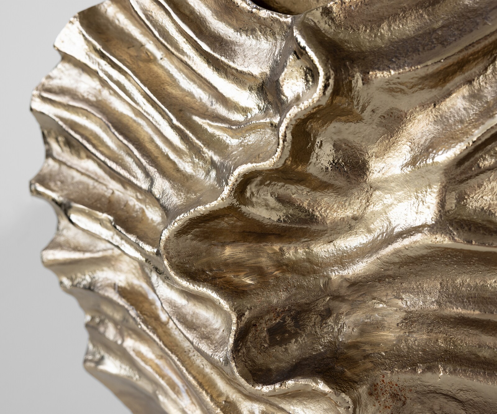 Waza dekoracyjna Nerina dł. 47 x szer. 18 x wys. 42 cm aluminium Champagner ręcznie robiona 3