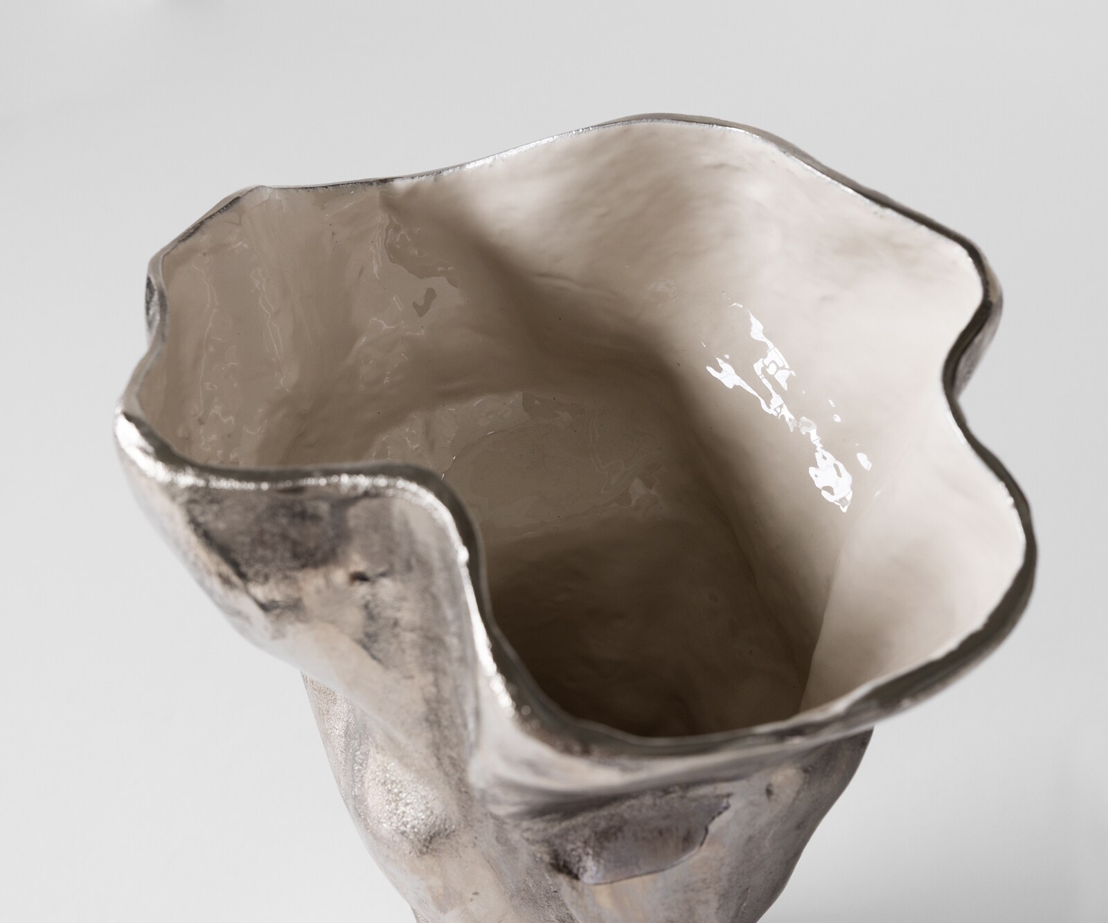 Waza dekoracyjna Mimoro dł. 28 x szer. 24 x wys. 38 cm aluminium Platin Opal ręcznie robiona 4
