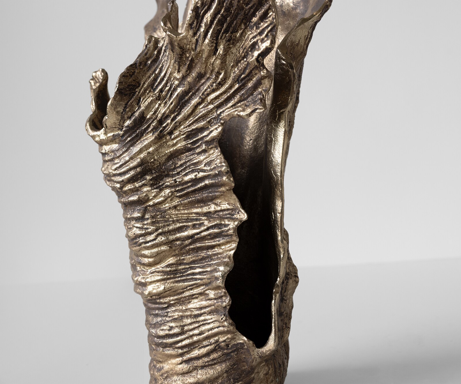 Waza dekoracyjna Corallo dł. 43 x szer. 24 x wys. 61 cm aluminium Oro Antico ręcznie robiona 4