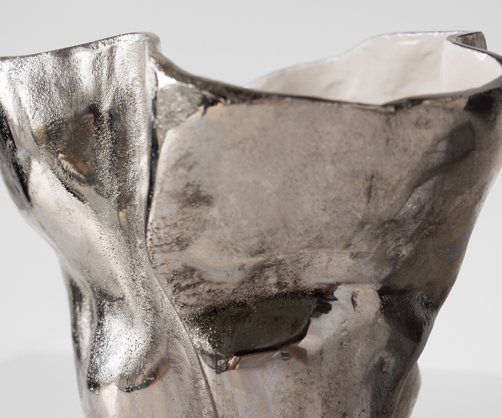 Waza dekoracyjna Mimoro dł. 28 x szer. 24 x wys. 38 cm aluminium Platin Opal ręcznie robiona 3