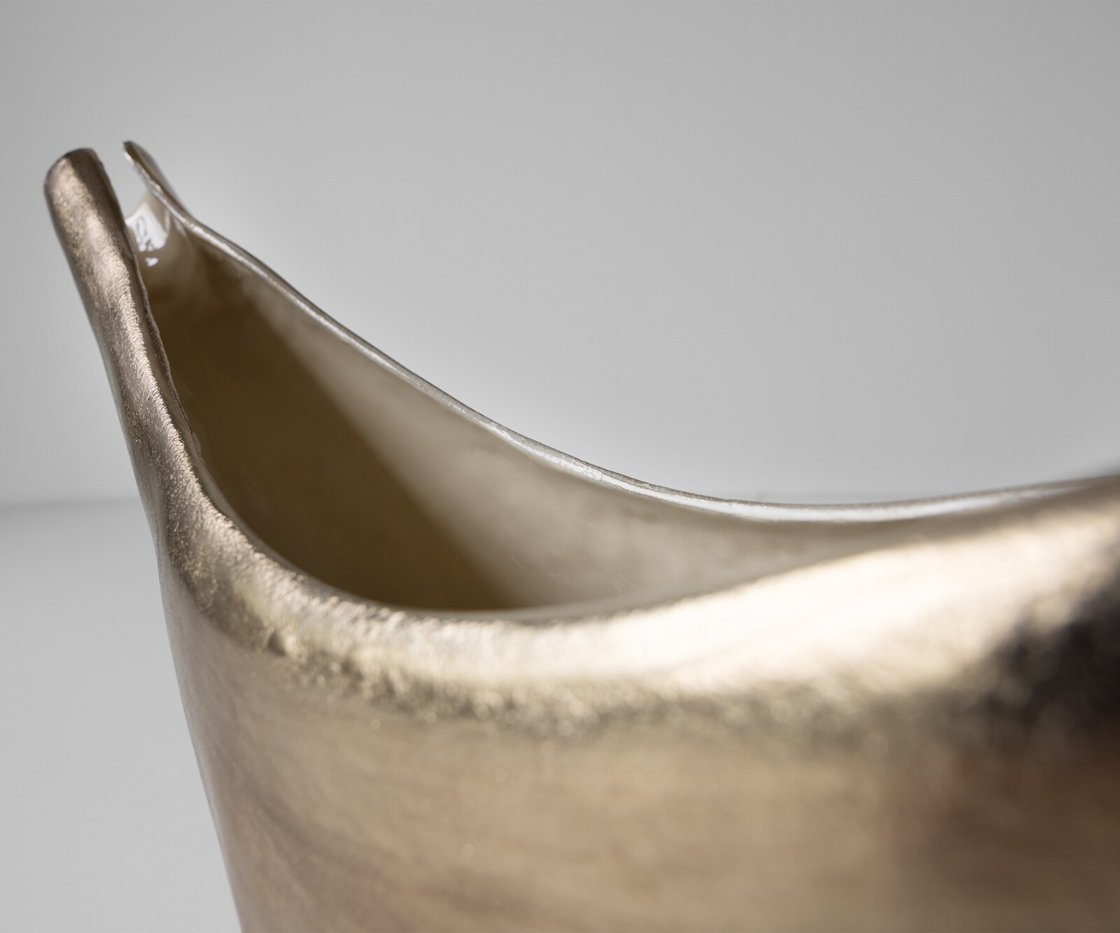 Rzeźba Navira dł. 77 x szer. 17 x wys. 31 cm aluminium Champagner Ivory ręcznie robiona 4