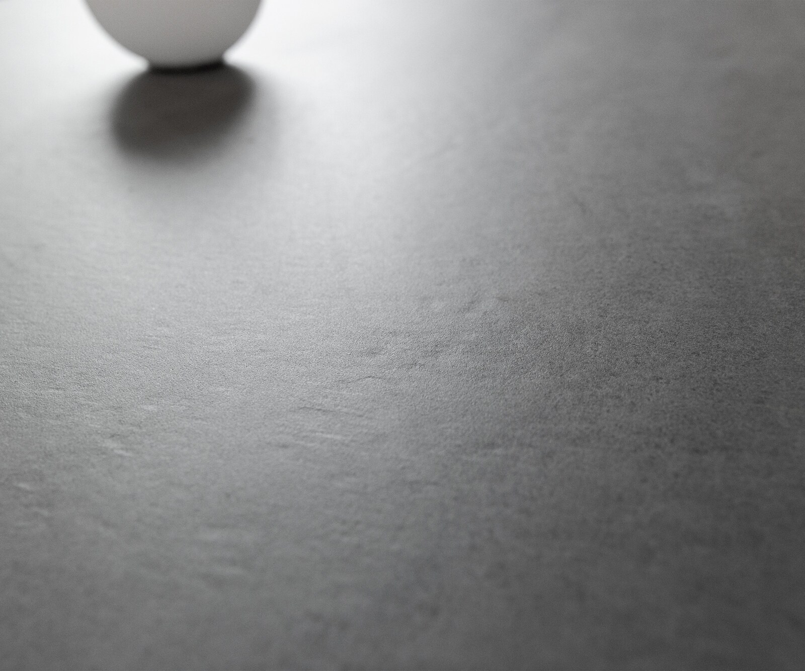Konsola Edge wielokątna 140x50 cm ceramika w kolorze betonowej szarości podstawa Livos metal czarny 5