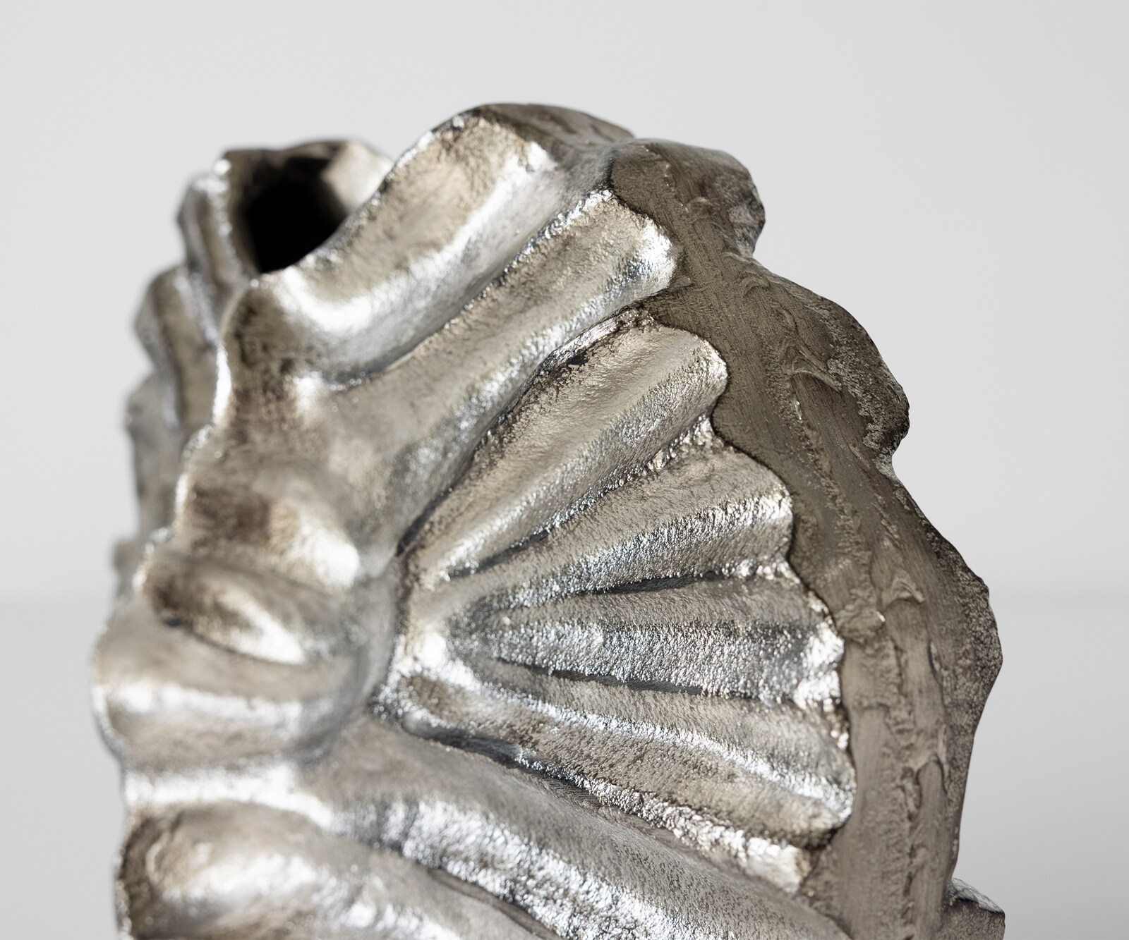 Waza dekoracyjna Nerina dł. 47 x szer. 18 x wys. 42 cm aluminium Platin ręcznie robiona 5
