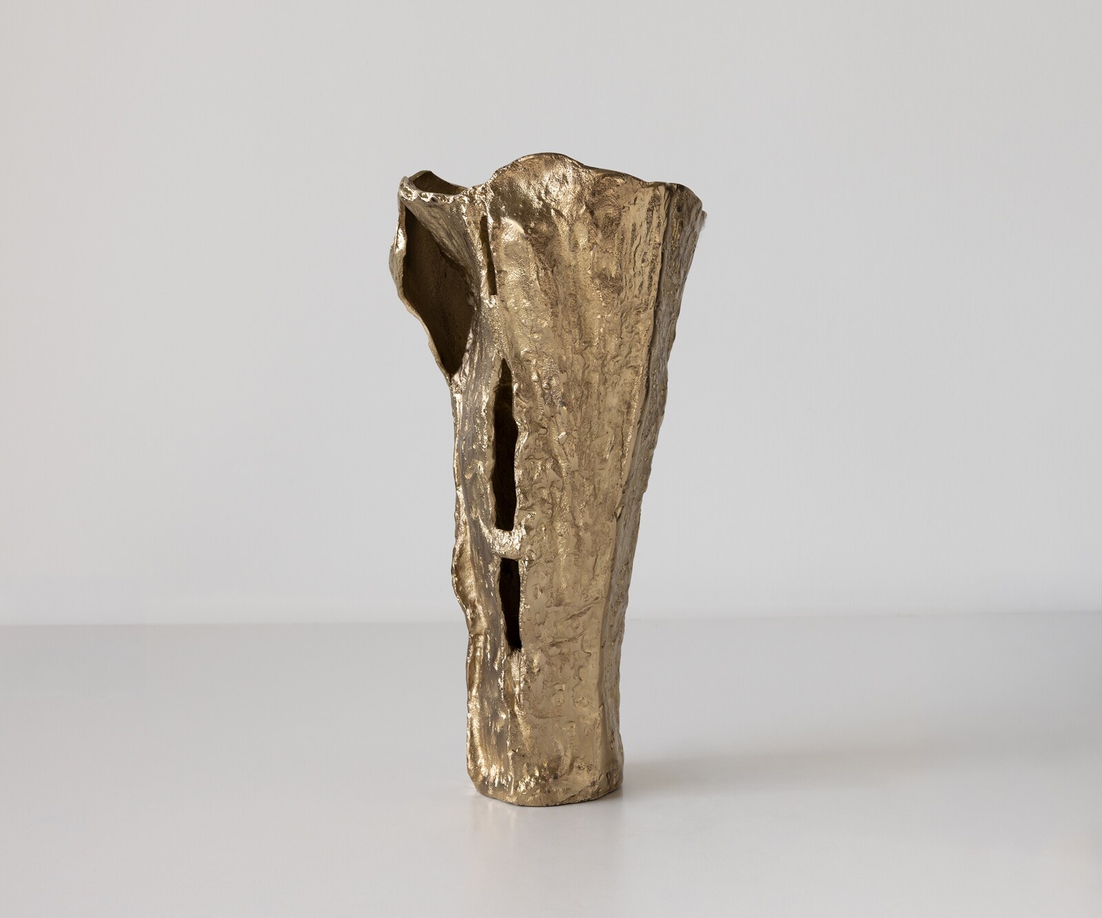 Waza dekoracyjna Cortana dł. 25 x szer. 19 x wys. 47 cm aluminium Champagner ręcznie robiona 1