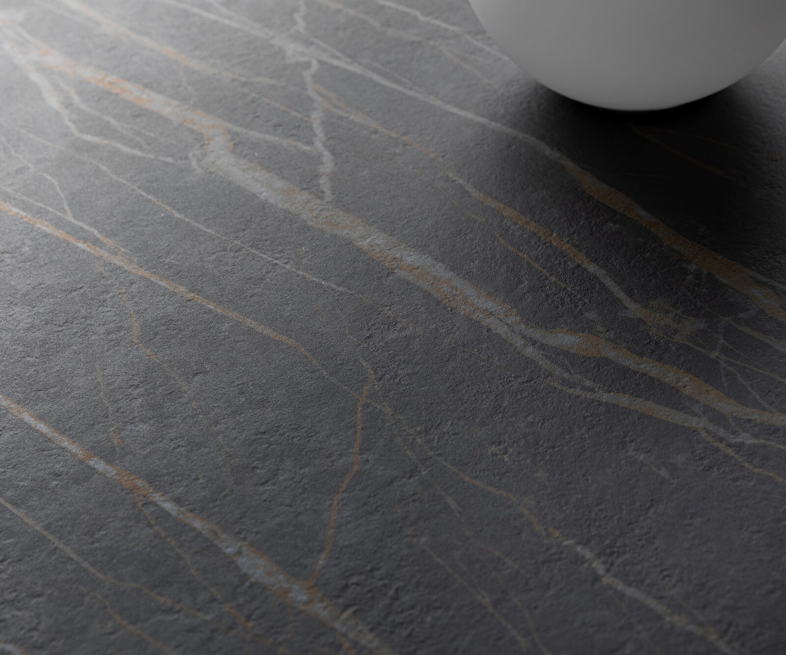 Stolik kawowy Edge w kształcie beczki 90x90 cm ceramika Laminam® Noir Desir brązowy Conis srebrny metaliczny 5
