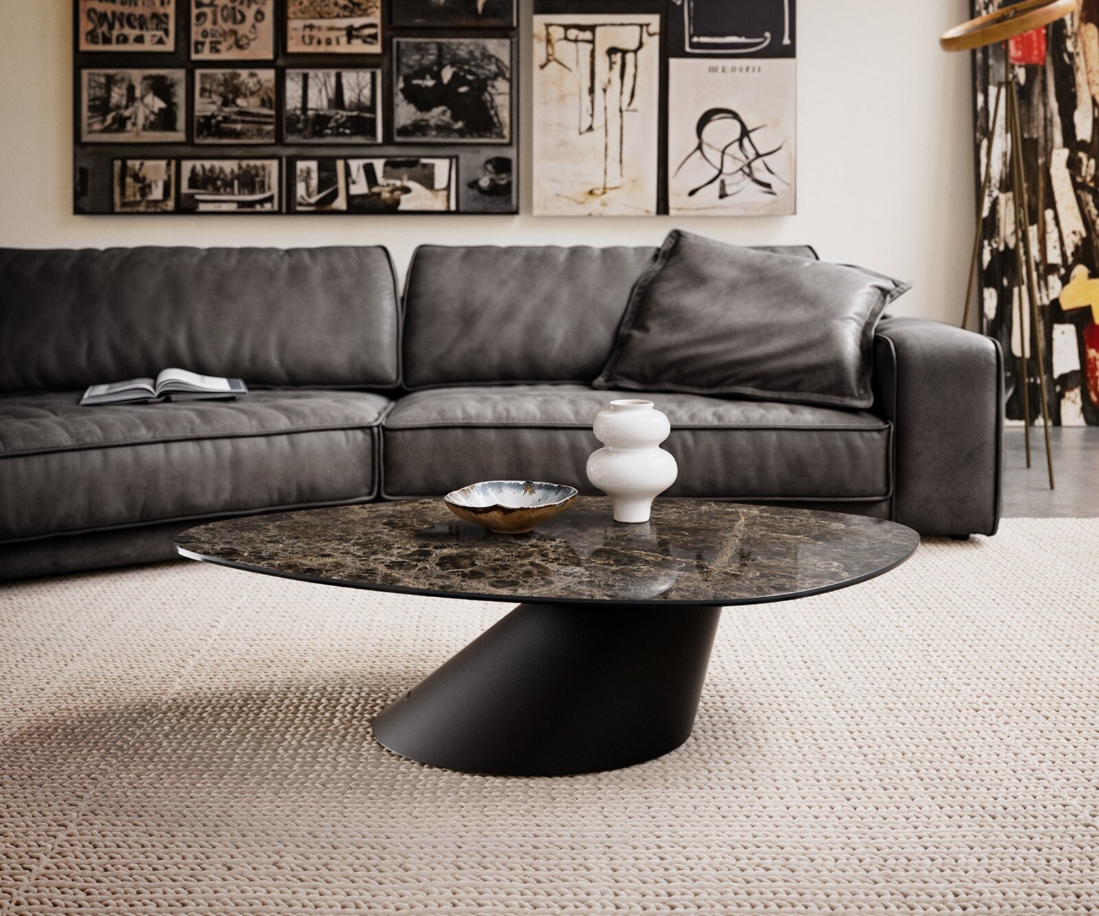 Stolik kawowy Edge kształt organiczny 140x76 cm ceramika Laminam® Emperador Extra Lucidato ciemnobrązowa podstawa Conis metal czarny 1