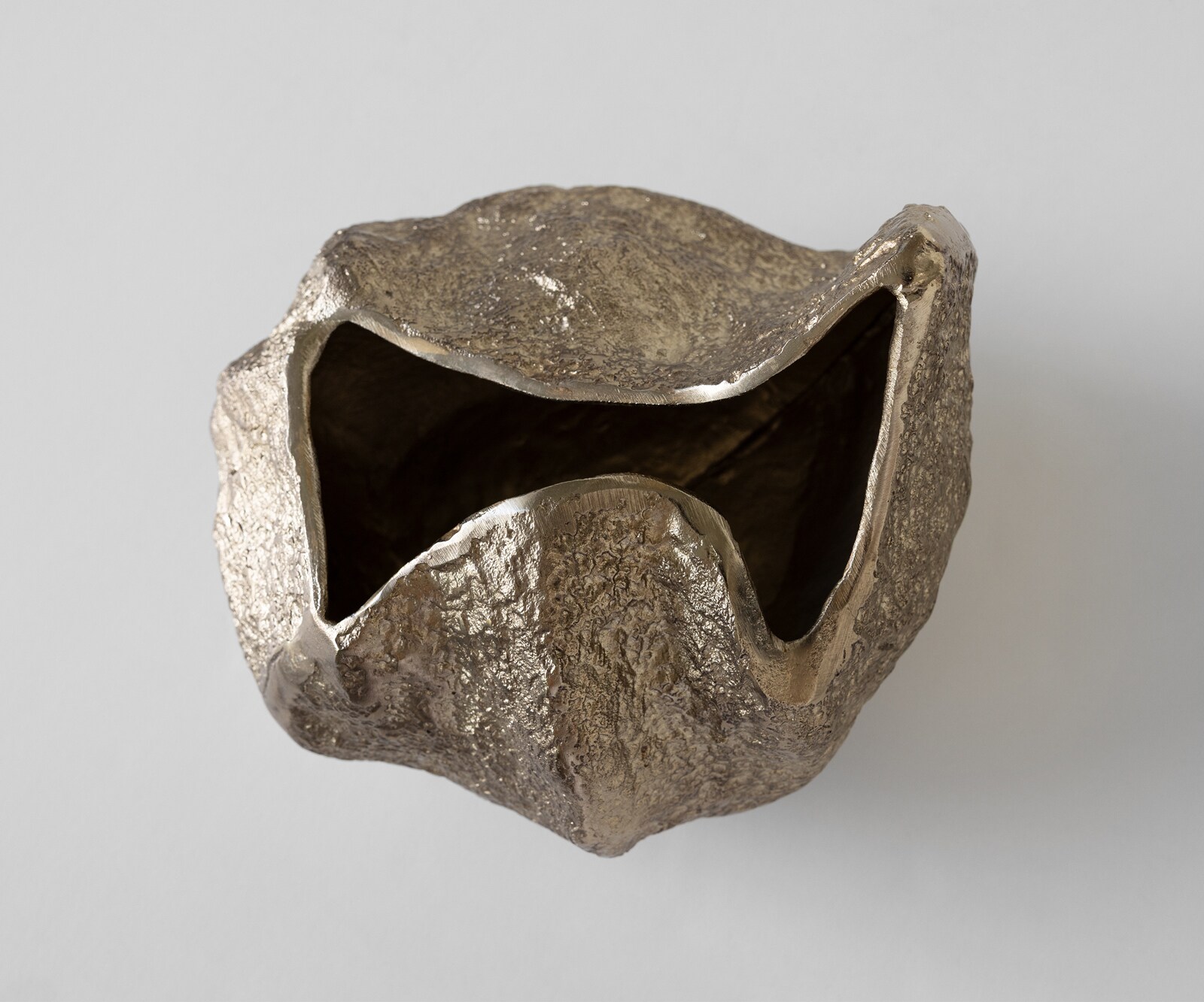 Waza dekoracyjna Cratera dł. 29 x szer. 24 x wys. 19 cm aluminium Champagner ręcznie robiona 4