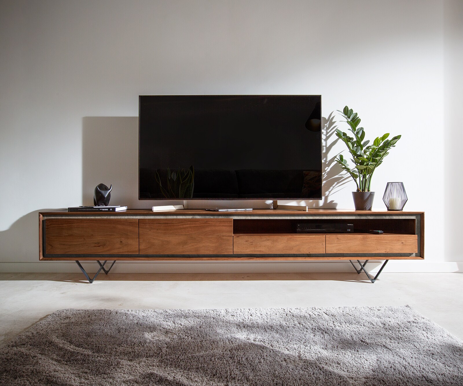 Szafka RTV Stonegrace 240 cm akacja brązowa fornir kamienny 2 drzwi 2 szuflady 1 przegroda nóżki V czarne 1