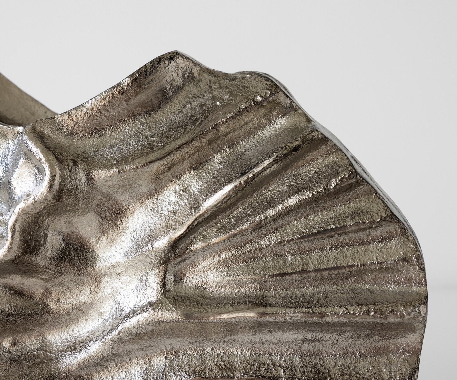Waza dekoracyjna Nerina dł. 47 x szer. 18 x wys. 42 cm aluminium Platin ręcznie robiona 6