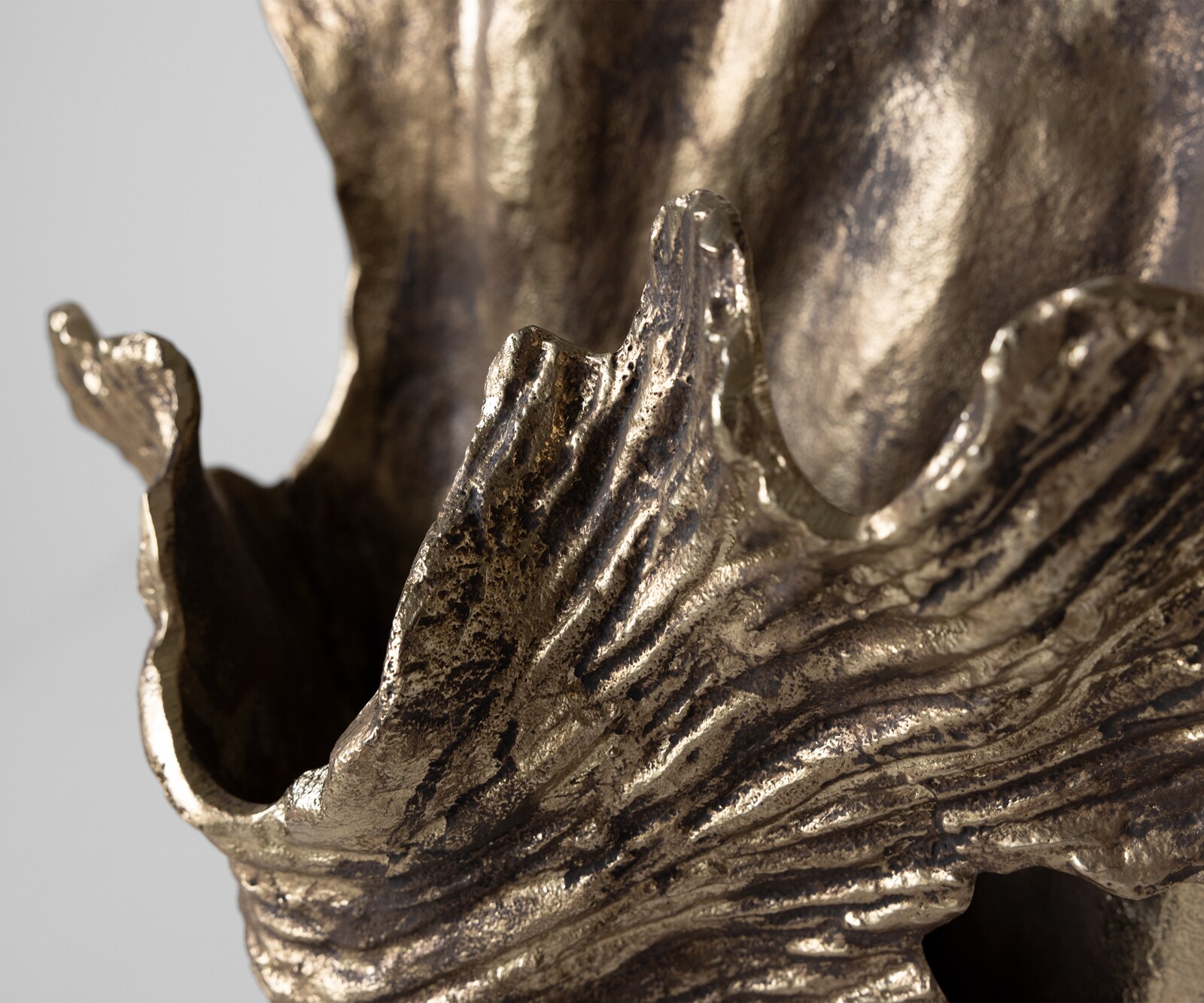 Waza dekoracyjna Corallo dł. 43 x szer. 24 x wys. 61 cm aluminium Oro Antico ręcznie robiona 2