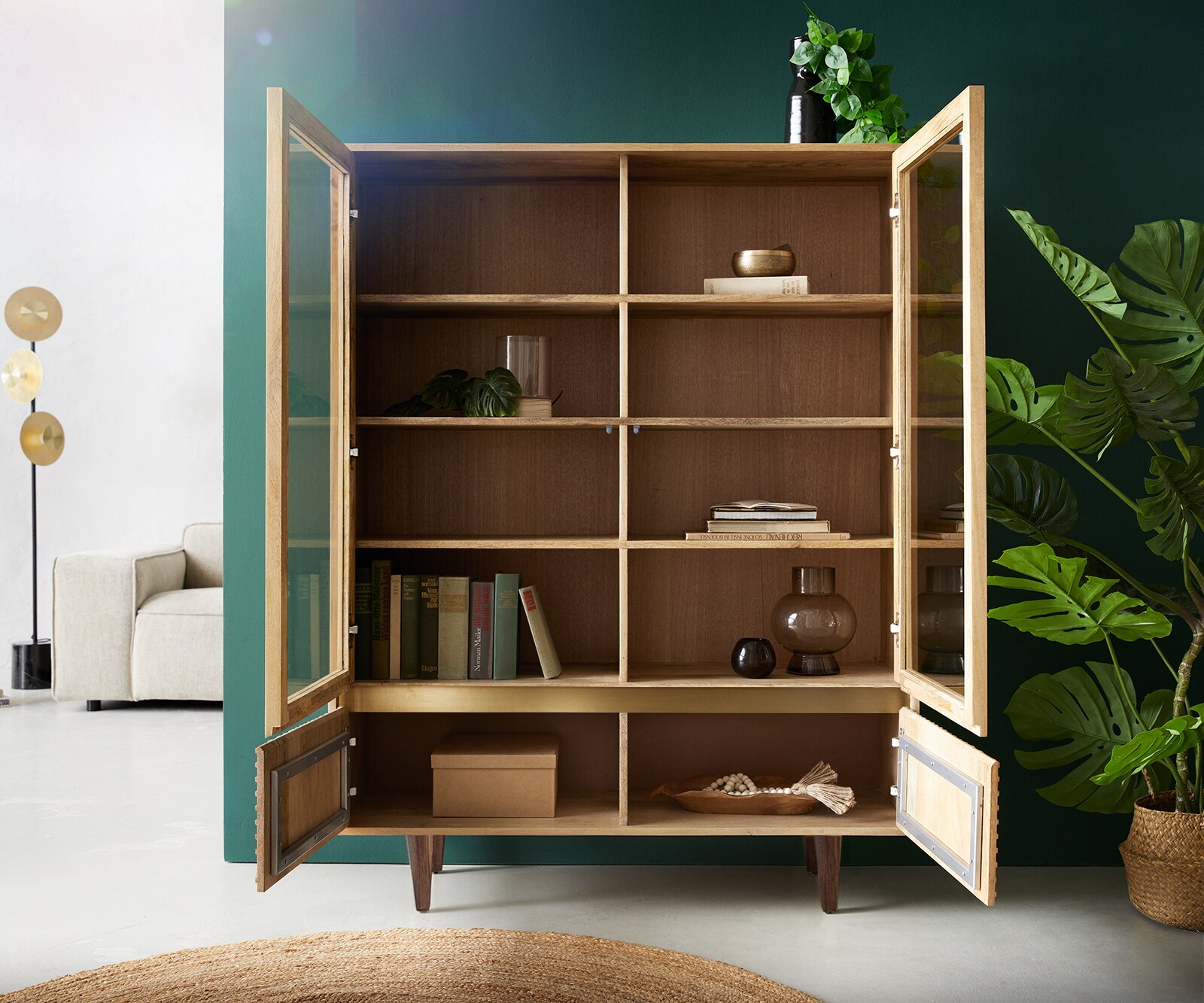 Szklana witryna Budaya 115x135 cm drewno mango naturalne 4 drzwi nóżki kątowe 6