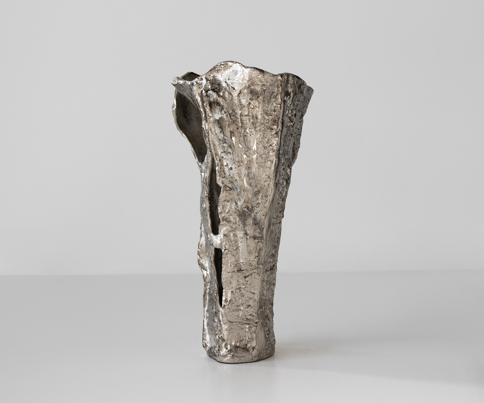 Waza dekoracyjna Cortana dł. 25 x szer. 19 x wys. 47 cm aluminium Platin ręcznie robiona 2