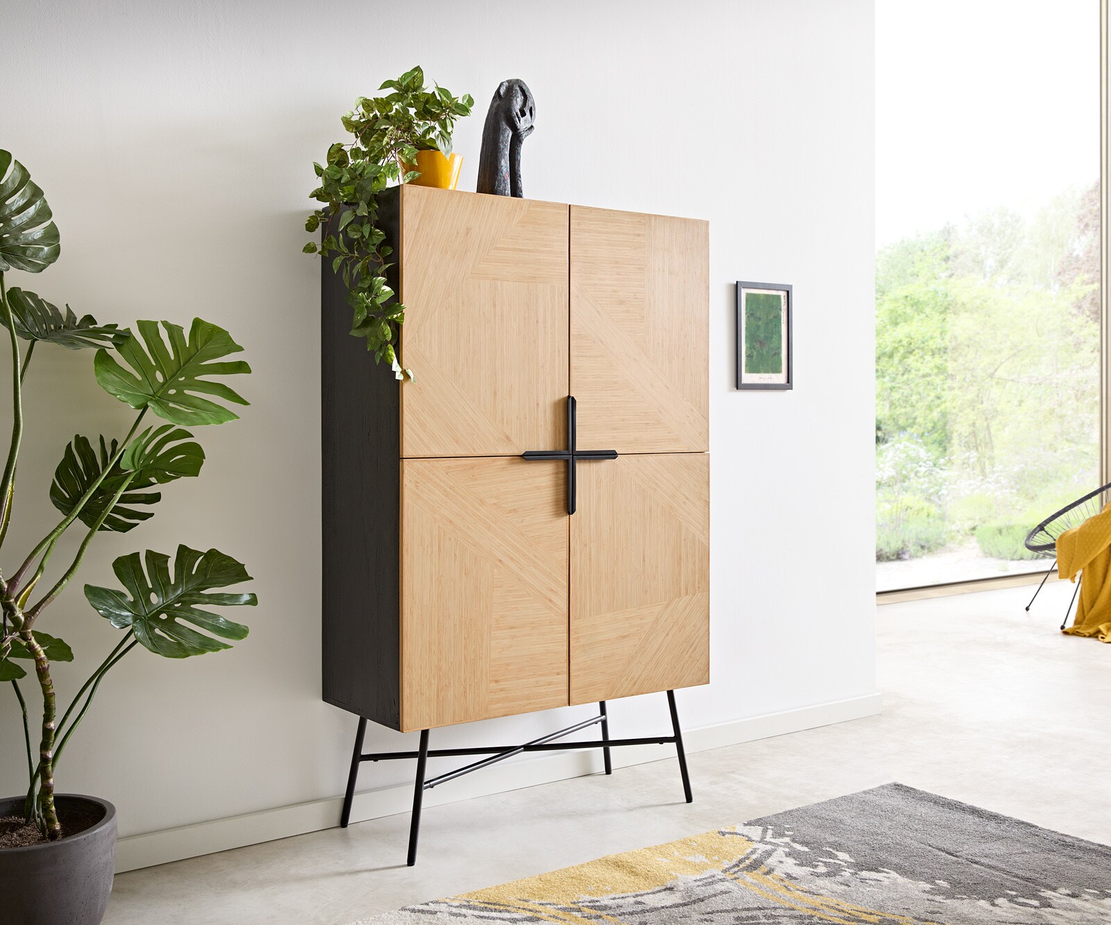 Kredens Mikkusu 90x50x150 cm bambus i drewno mango metal czarny 4 drzwi