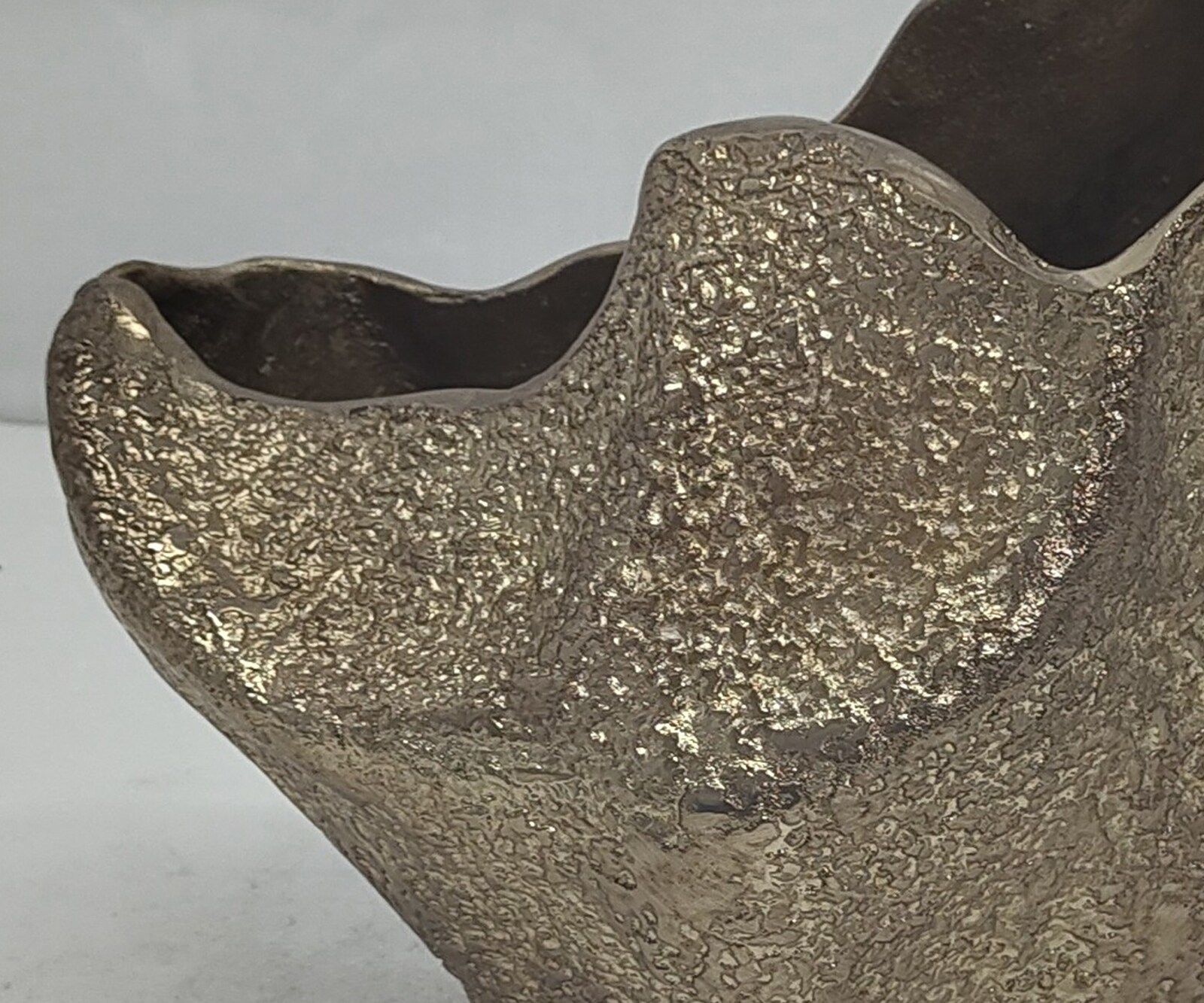 Waza dekoracyjna Grotta dł. 31 x szer. 20 x wys. 34 cm aluminium Champagner ręcznie robiona 3