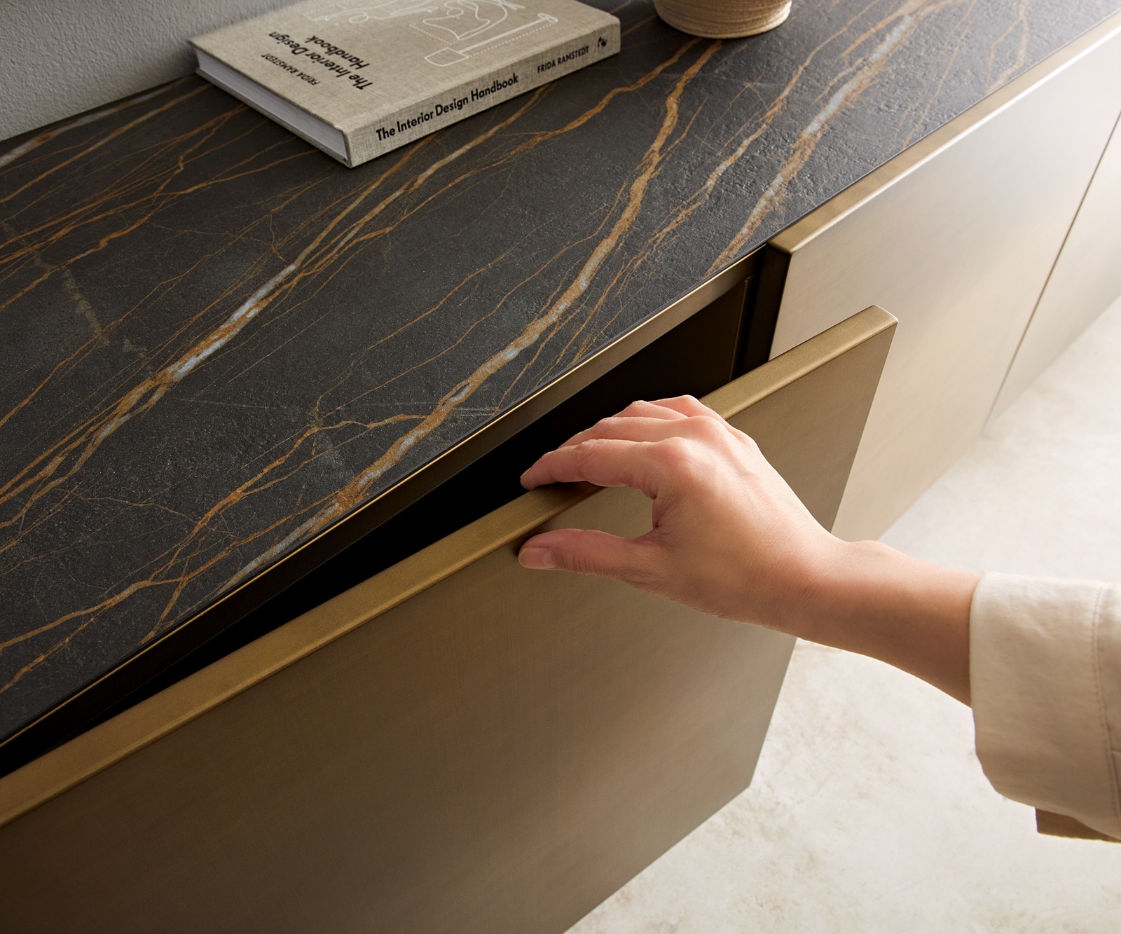 Komoda Kazu 220 cm metaliczny złoty 4 drzwi nóżki akrylowe ceramika Laminam® Noir Desir brązowy 1