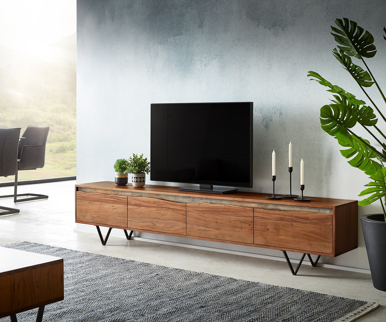Szafka RTV Stonegrace 220 cm akacja brązowa live-edge 4 drzwi nóżki V czarne