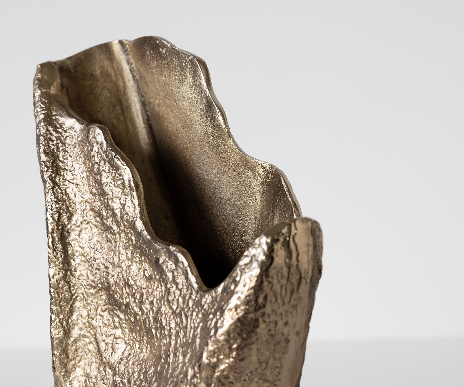 Waza dekoracyjna Cavira dł. 29 x szer. 16 x wys. 48 cm aluminium Champagner ręcznie robiona 5